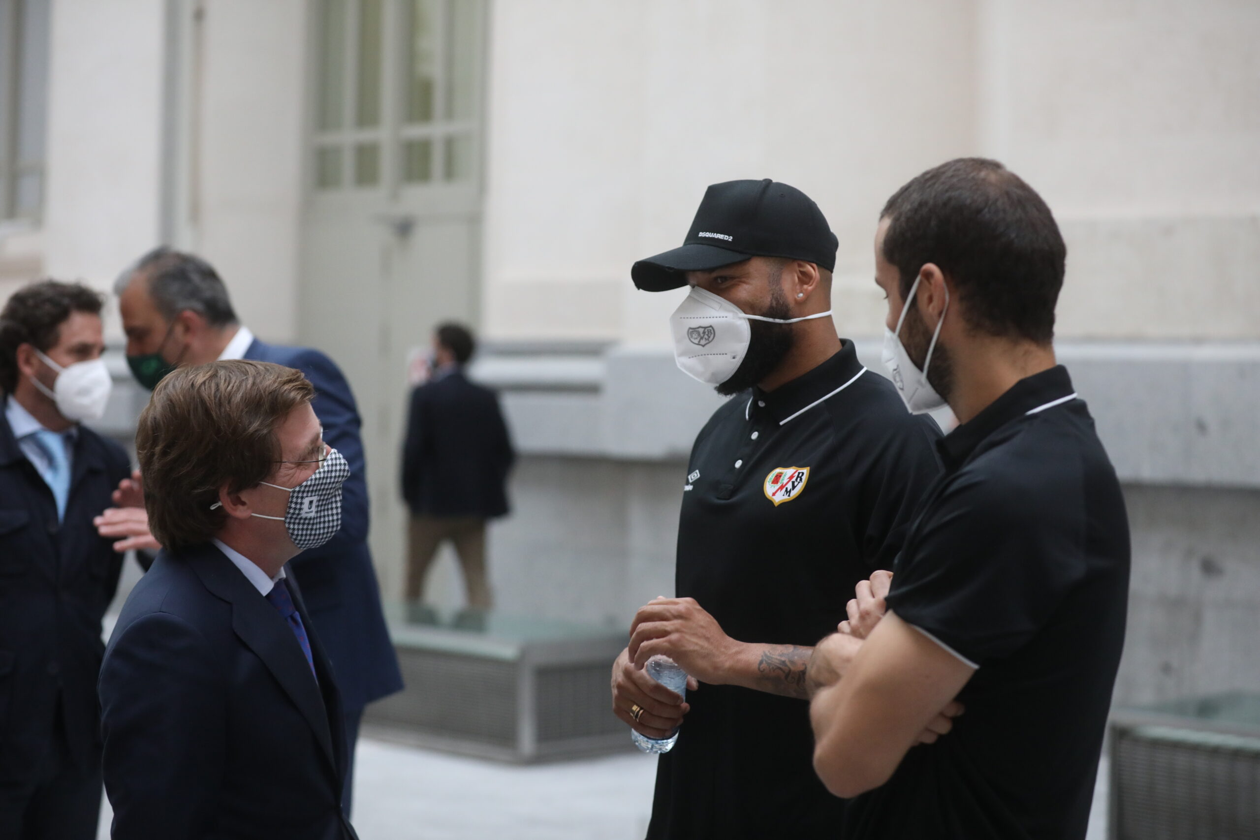 Almeida destaca los valores futbolísticos y humanos del Rayo Vallecano de Madrid
