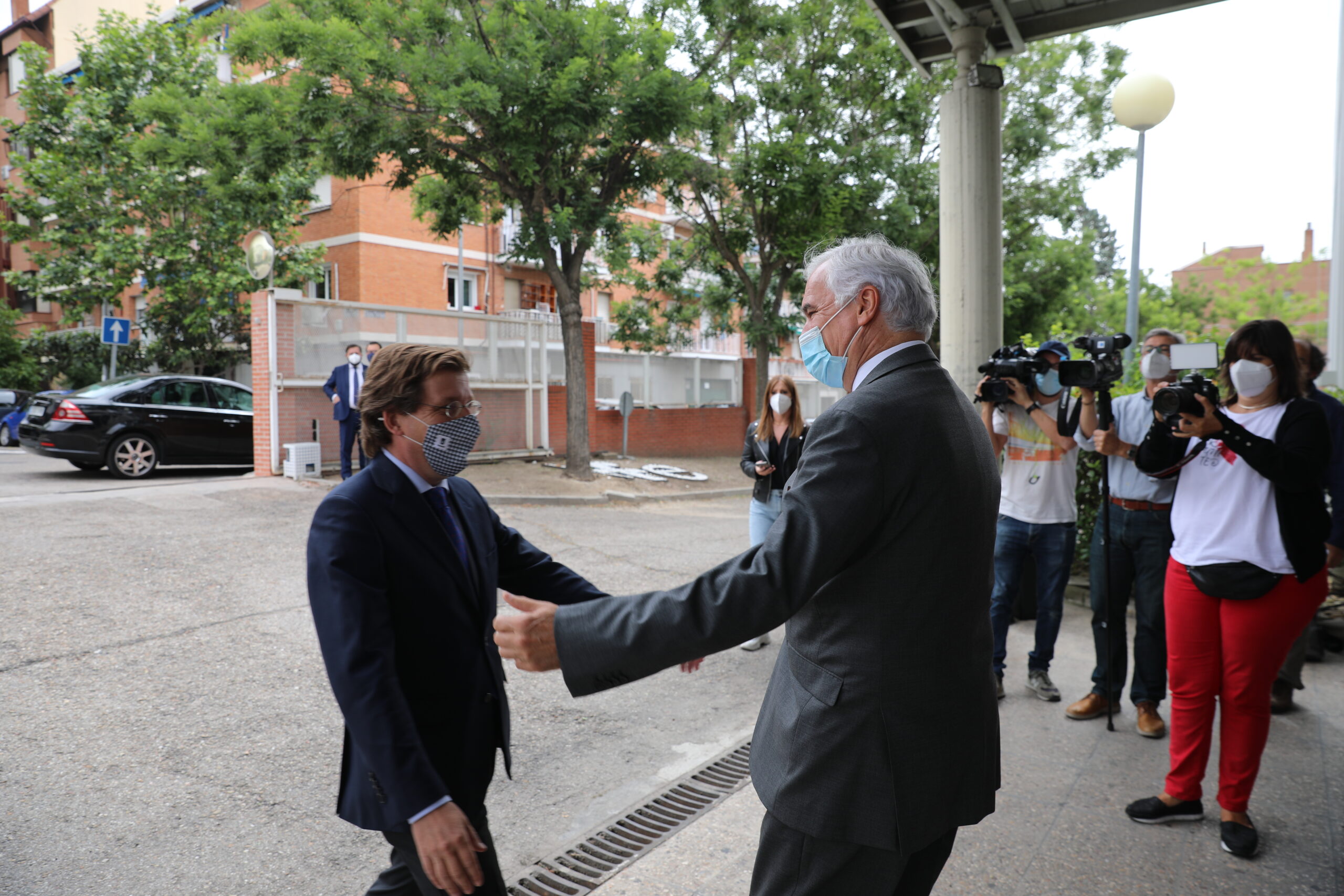 Almeida garantiza el apoyo de las instituciones madrileñas a empresarios y autónomos