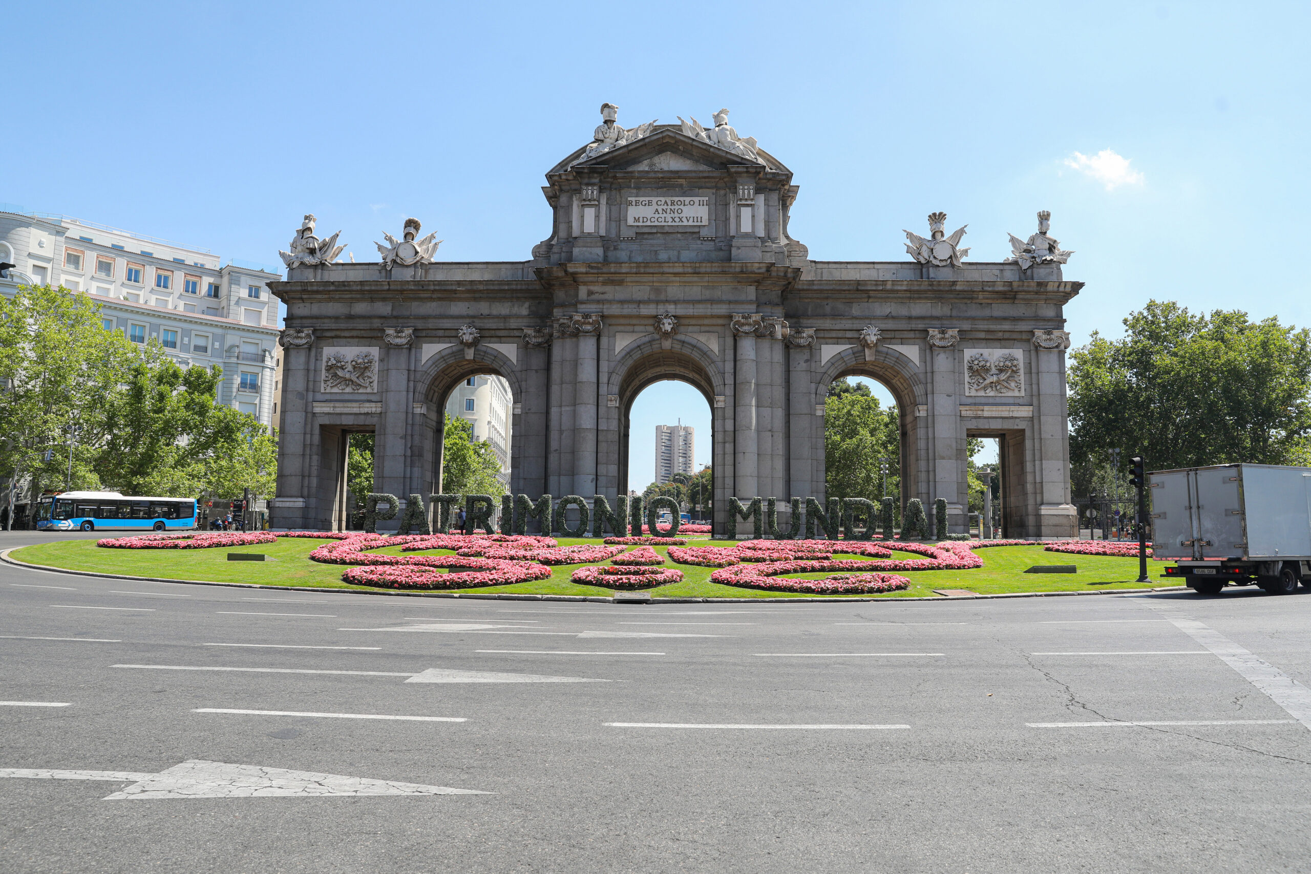 El Ayuntamiento homenajea el Paisaje de la Luz en la Puerta de Alcalá