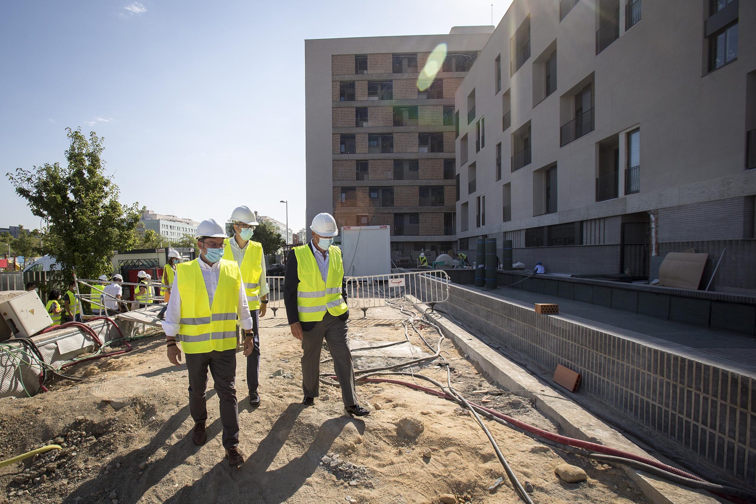 El Ayuntamiento inicia las obras de tres nuevas promociones de vivienda pública que sumarán 210 pisos en alquiler en el Ensanche de Vallecas