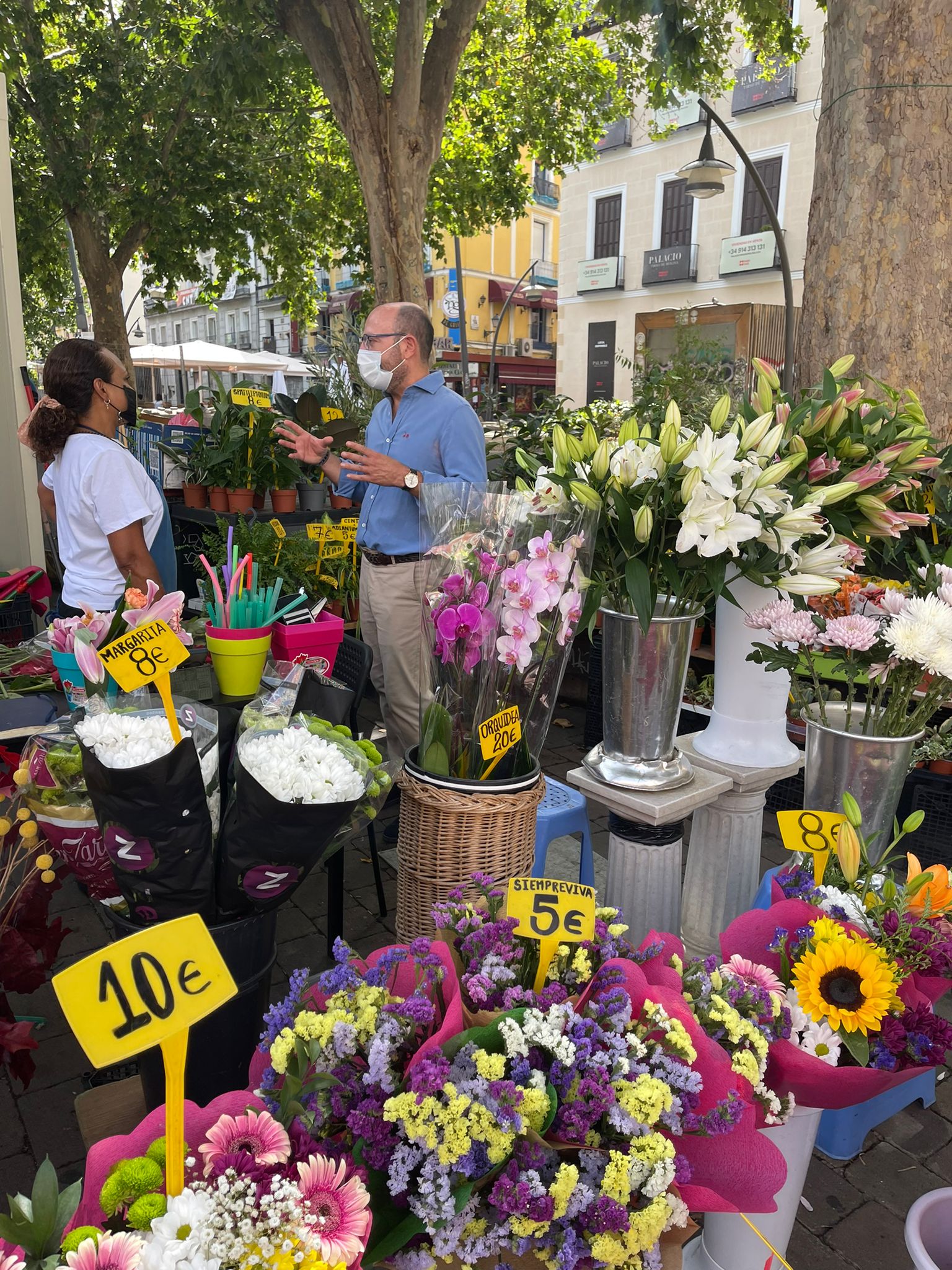 Los ocho quioscos de flores de Tirso de Molina están en obras para recobrar su estado original