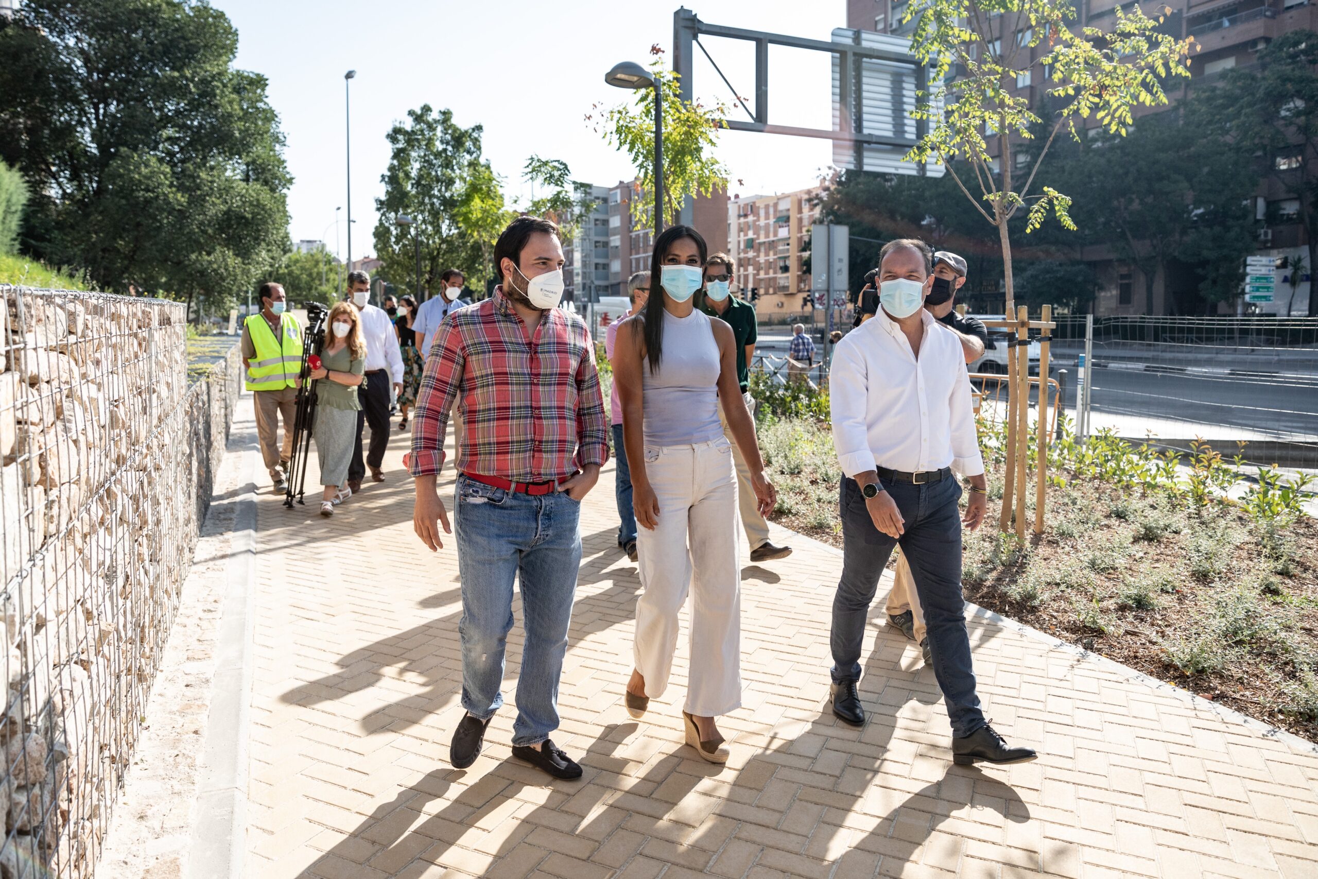 Villacís visita la parcela renaturalizada de la calle de Ricardo Ortiz, que recupera para los vecinos una zona degradada