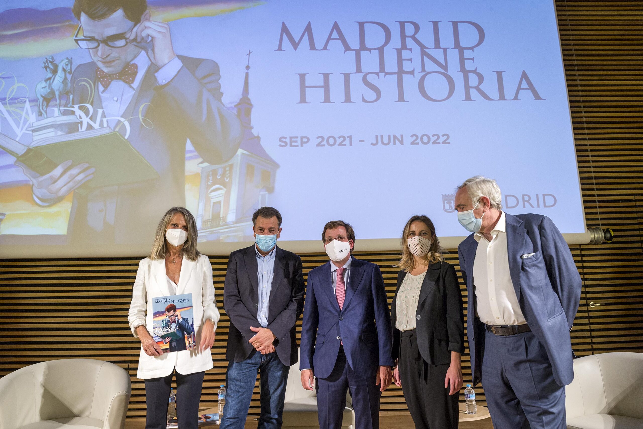Almeida inaugura el ciclo literario Madrid tiene historia que comienza con un recorrido del pintor Augusto Ferrer Dalmau por sus cuadros
