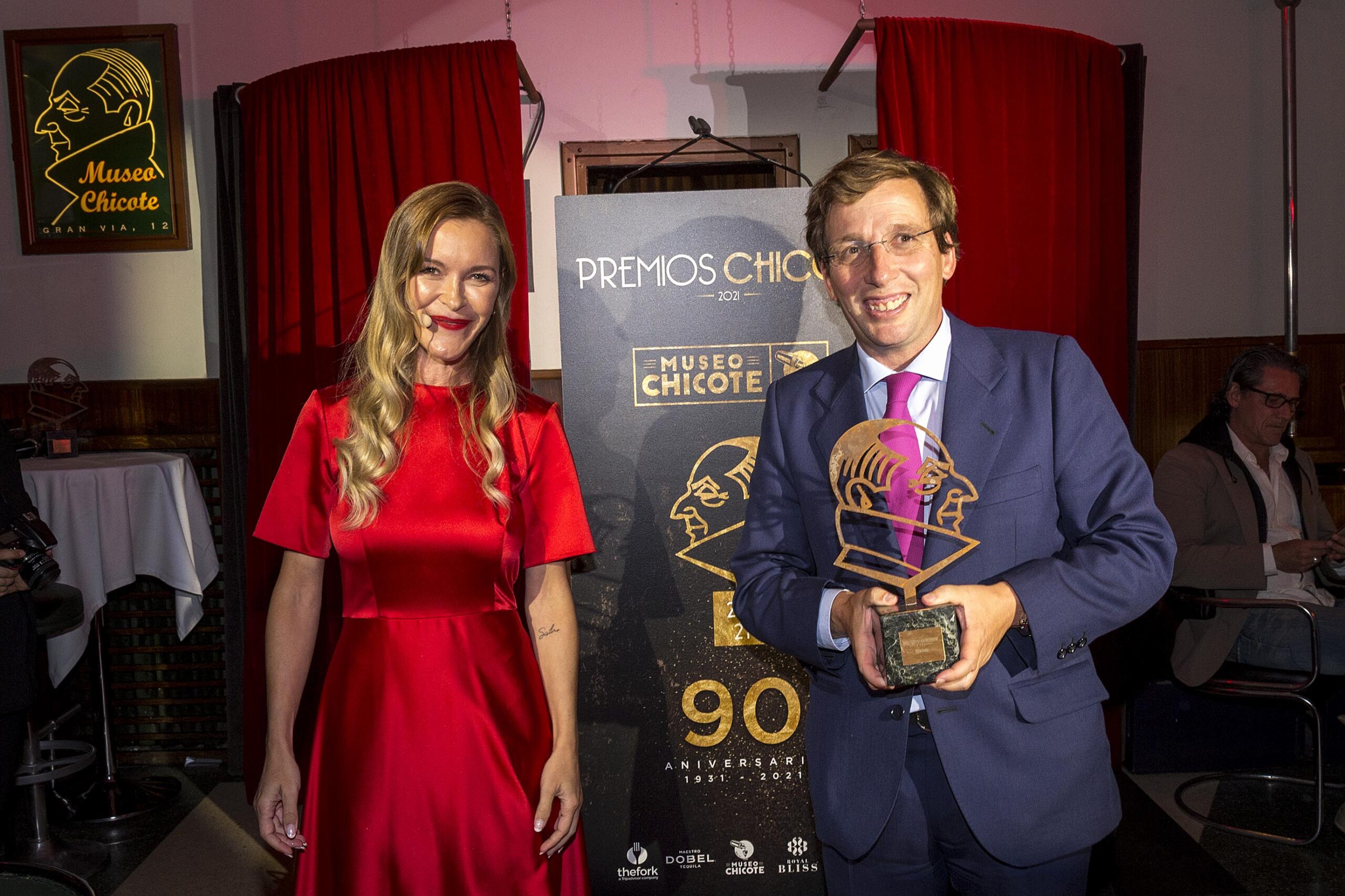 Almeida recoge el Premio a la ciudad de Madrid que concede el Museo Chicote en su 90 aniversario