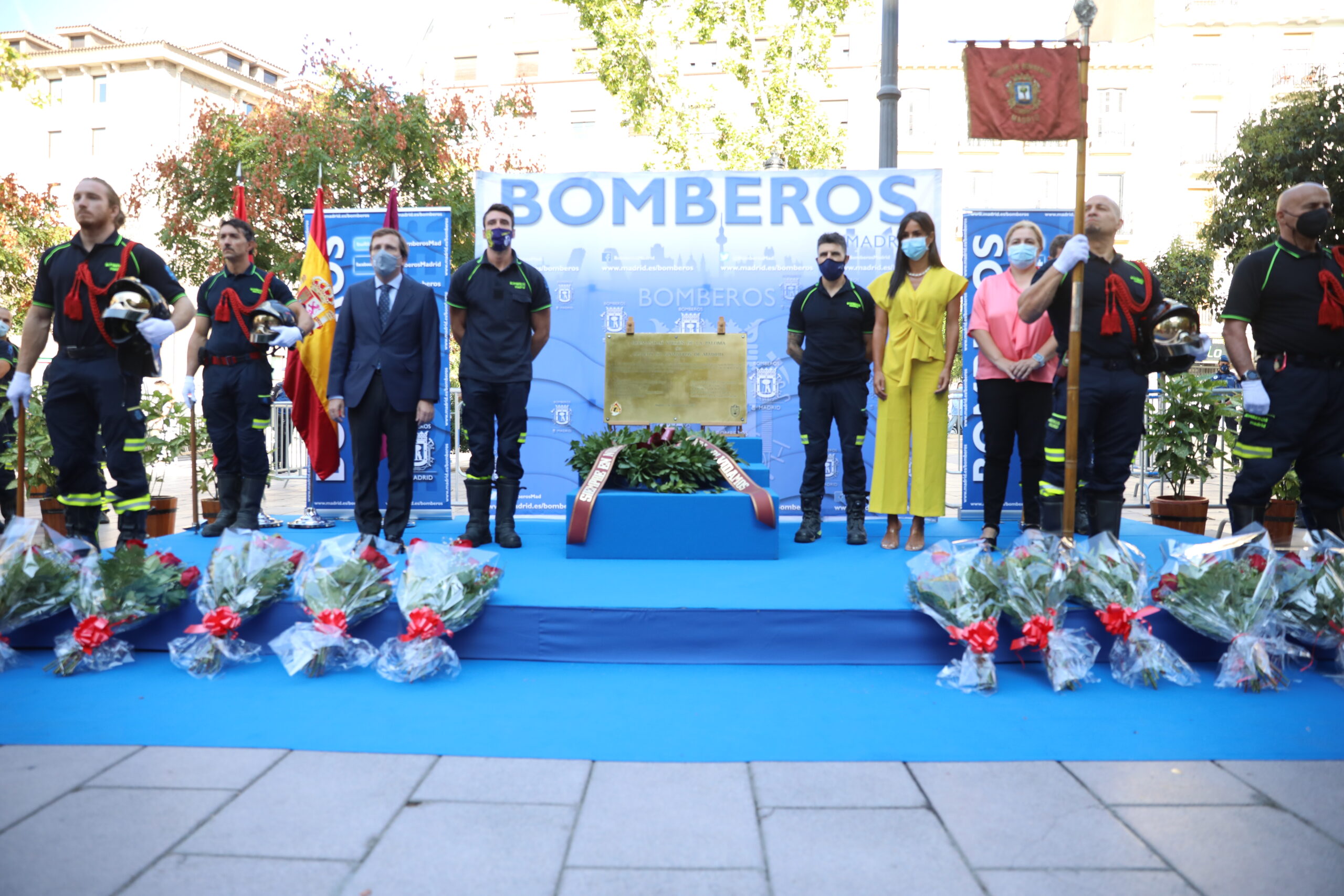 Almeida y Villacís asisten al homenaje a los bomberos fallecidos en el incendio de los Almacenes Arias