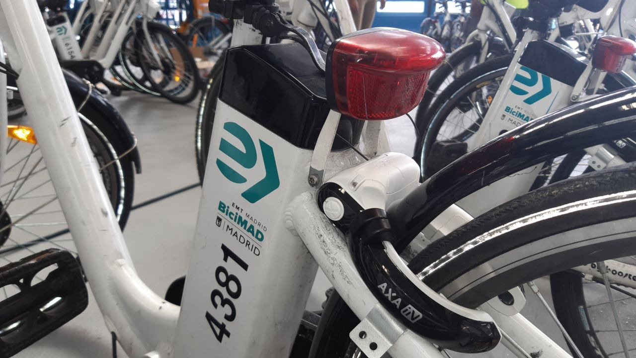 El Ayuntamiento inicia la instalación de candados en BiciMAD para reducir el vandalismo