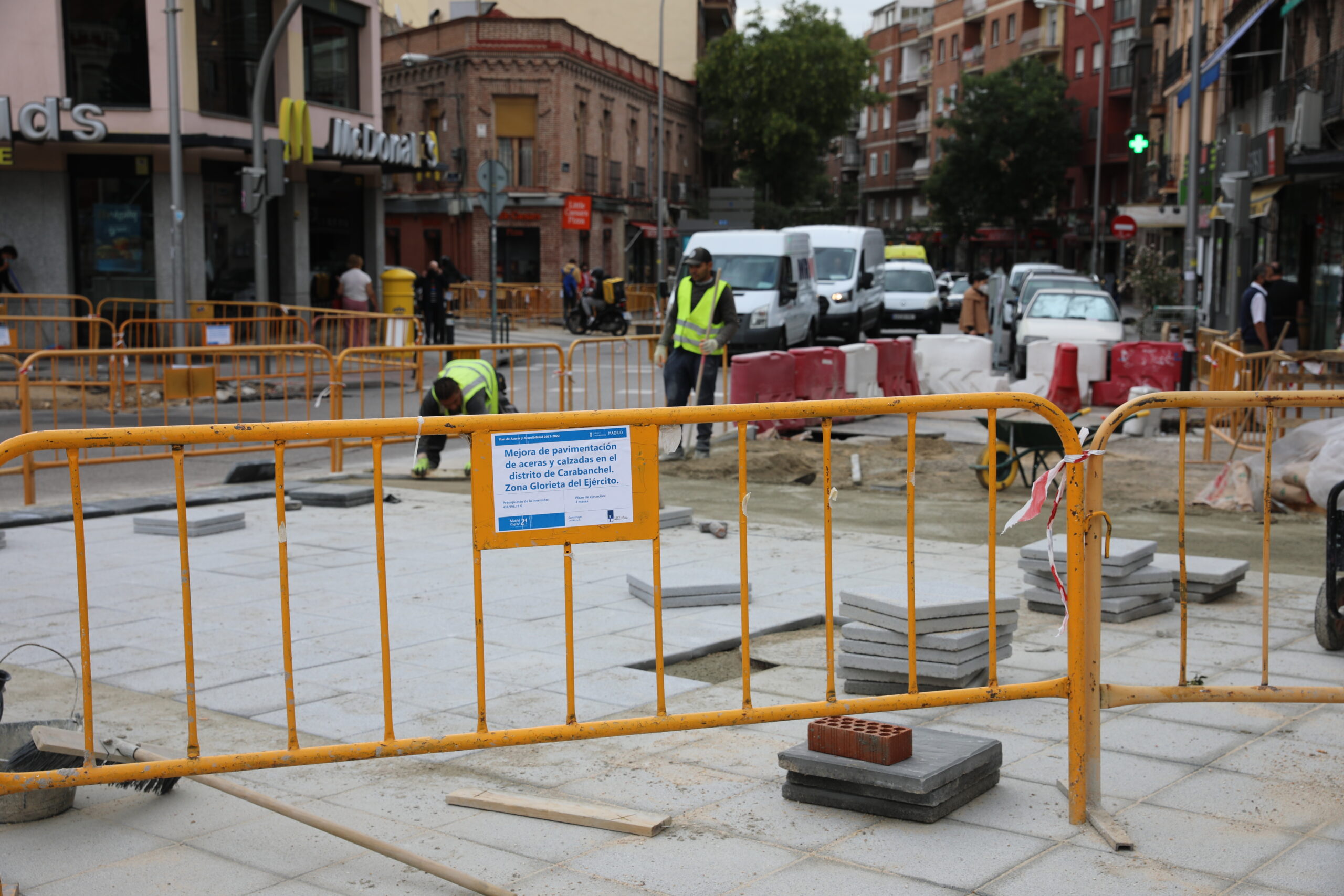 El Ayuntamiento mejora la accesibilidad y la movilidad de la glorieta del Ejército en Carabanchel