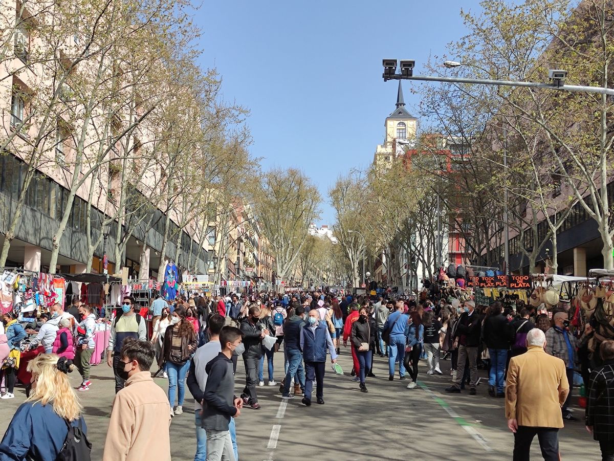 El Rastro recupera la normalidad y mantiene las medidas de seguridad