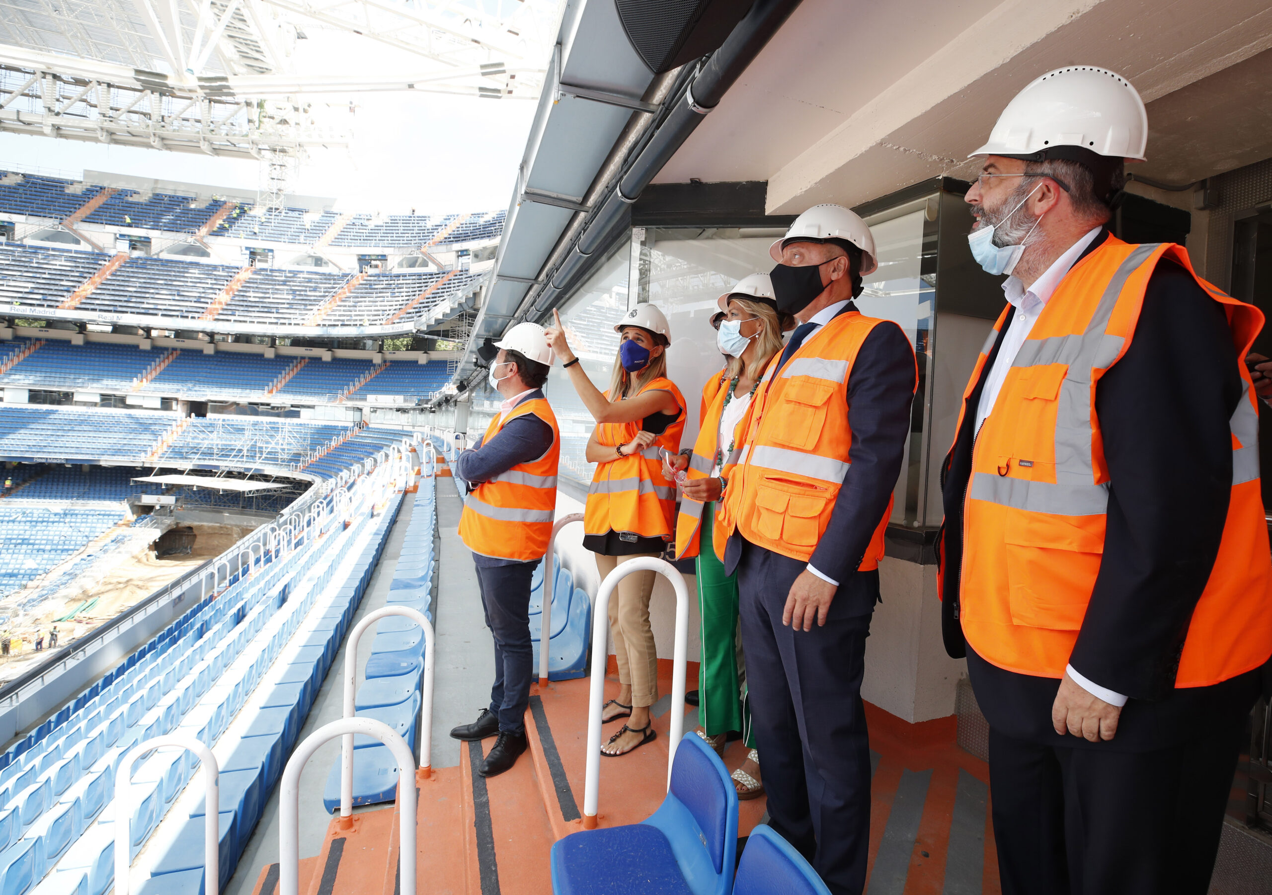 Fuentes comprueba el estado de las obras del Santiago Bernabéu y su compatibilidad con la reapertura al público el 12 de septiembre