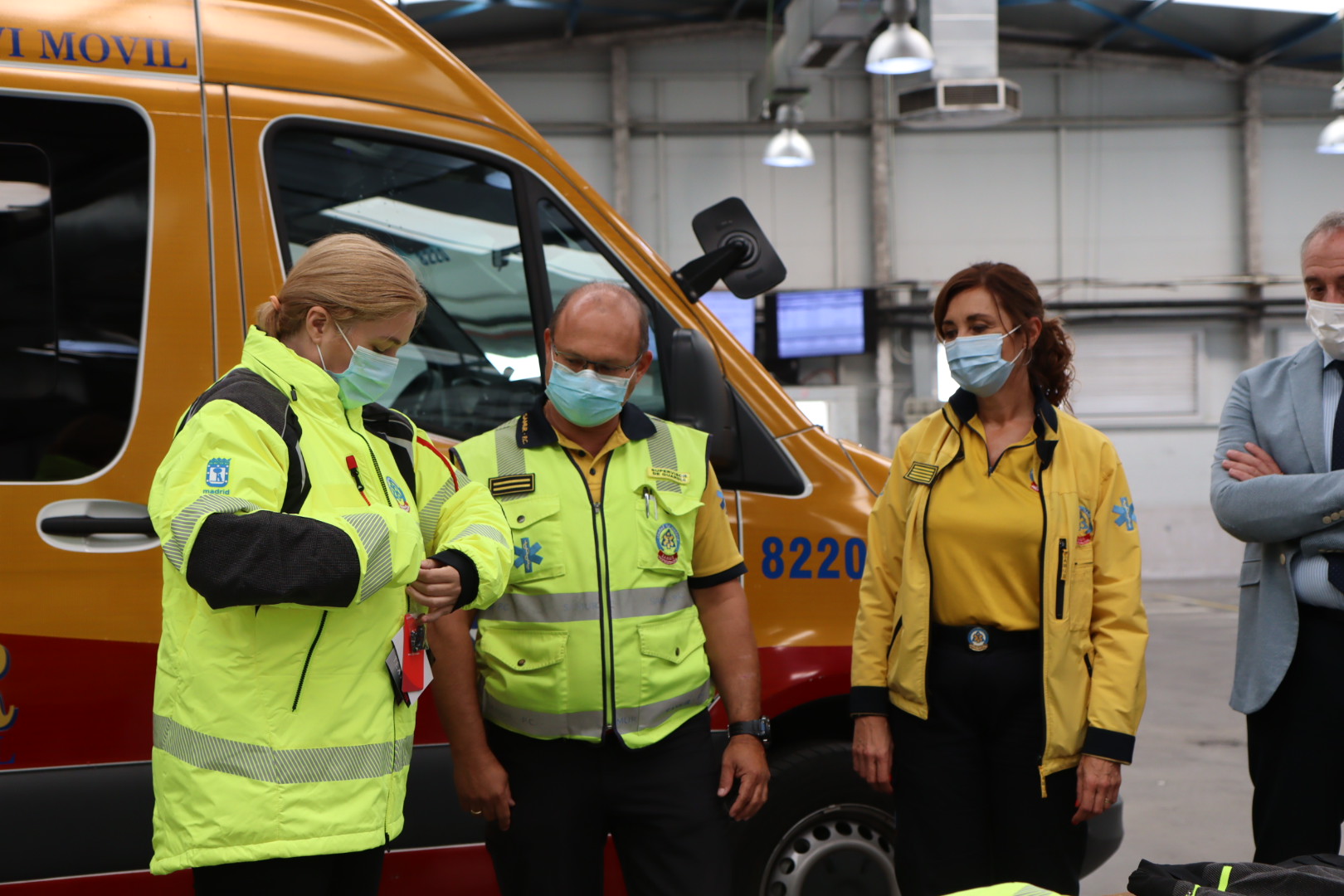 Sanz presenta las nuevas equipaciones del SAMUR, por primera vez adaptadas a la anatomía de las mujeres que trabajan en este servicio