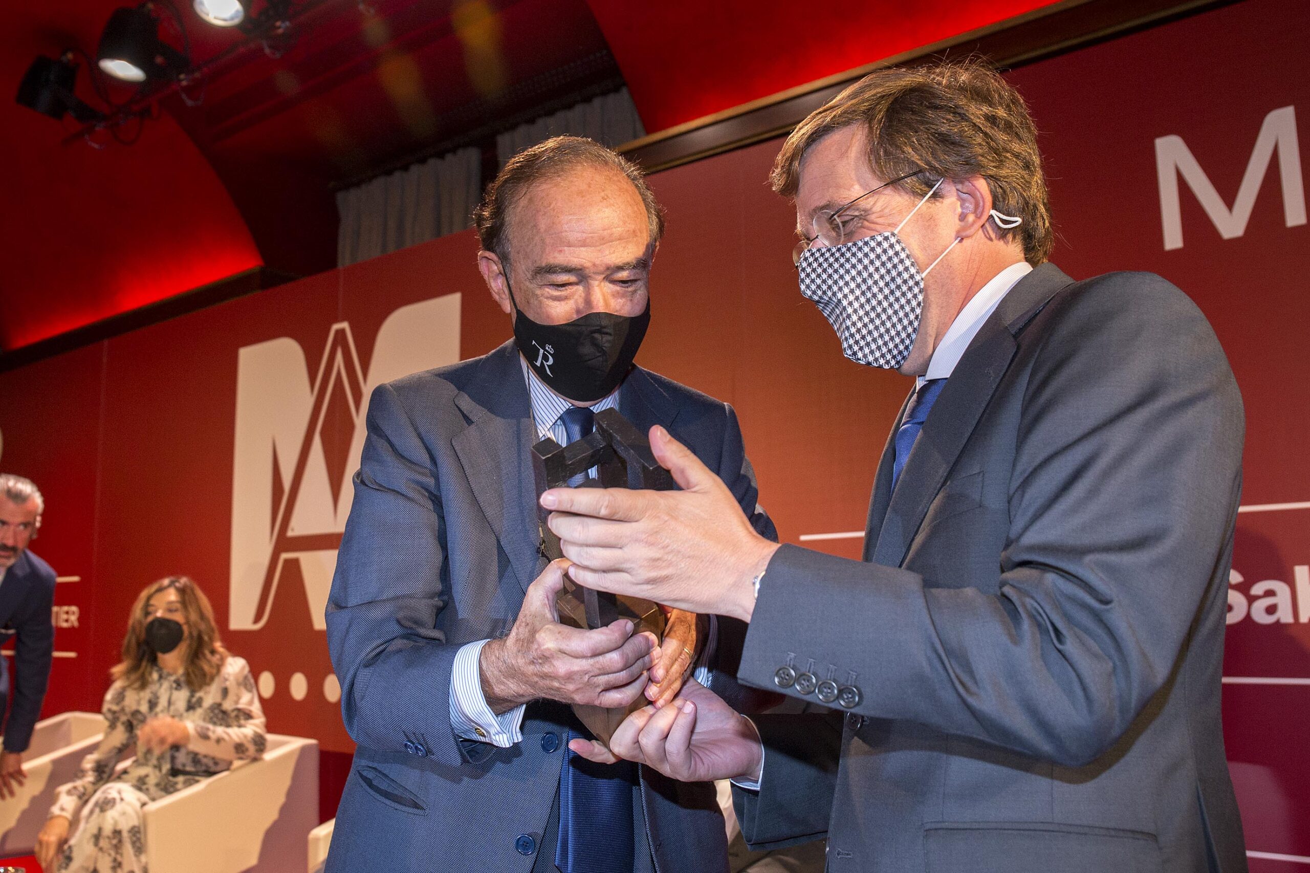 Almeida destaca la labor de Gregorio Marañón al convertir al Teatro Real en el escenario de ópera número uno del mundo