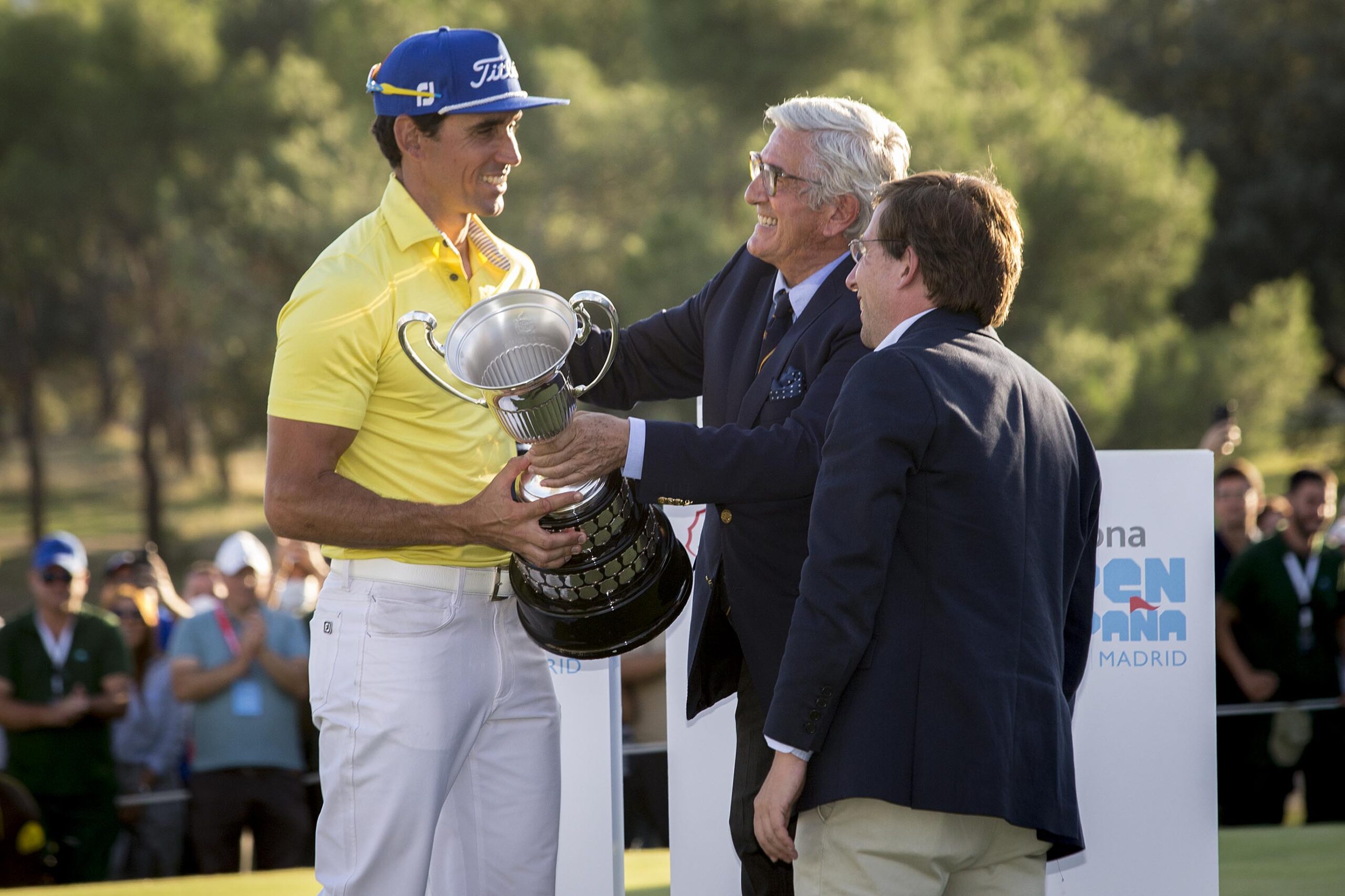 Almeida entrega a Rafa Cabrera el trofeo del Open de España de Golf