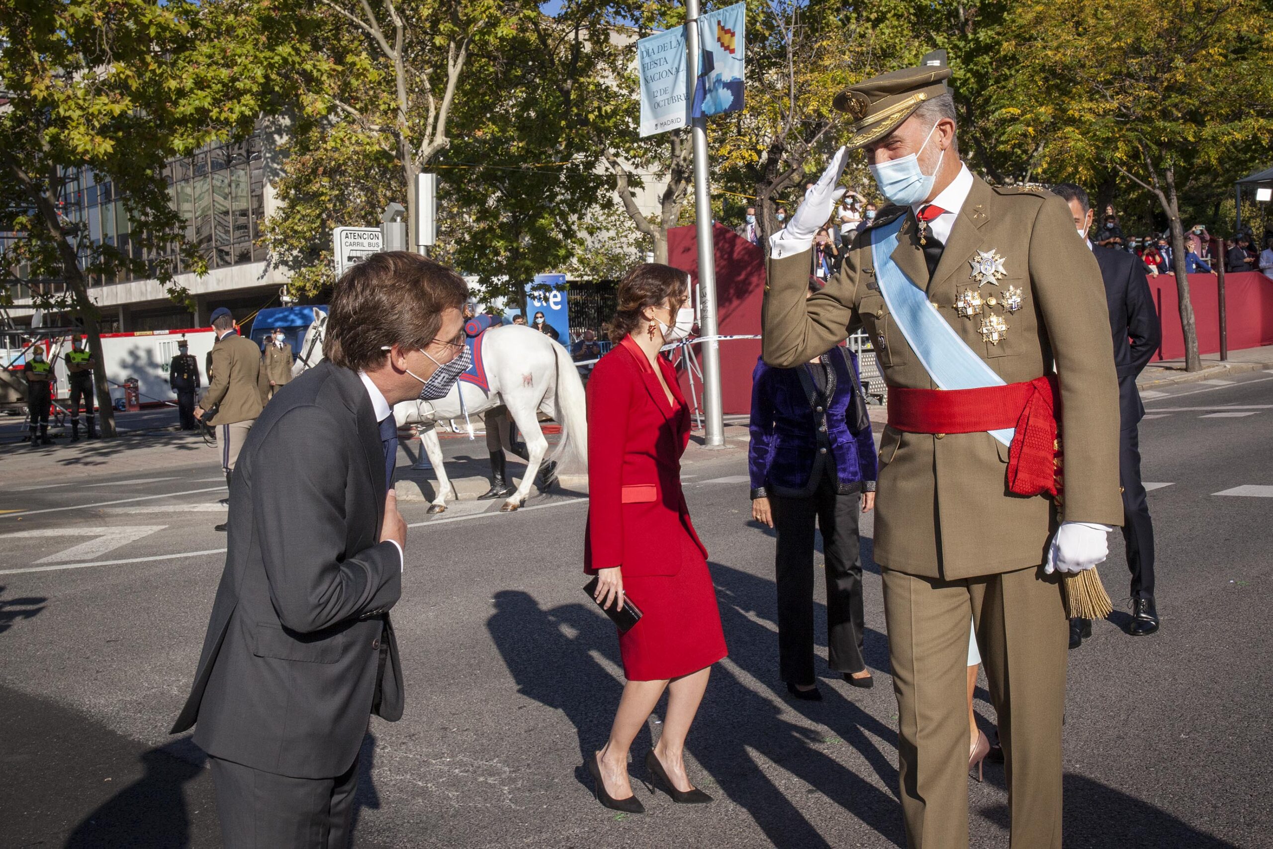 Almeida participa en los actos de celebración del Día de la Fiesta Nacional presididos por los reyes