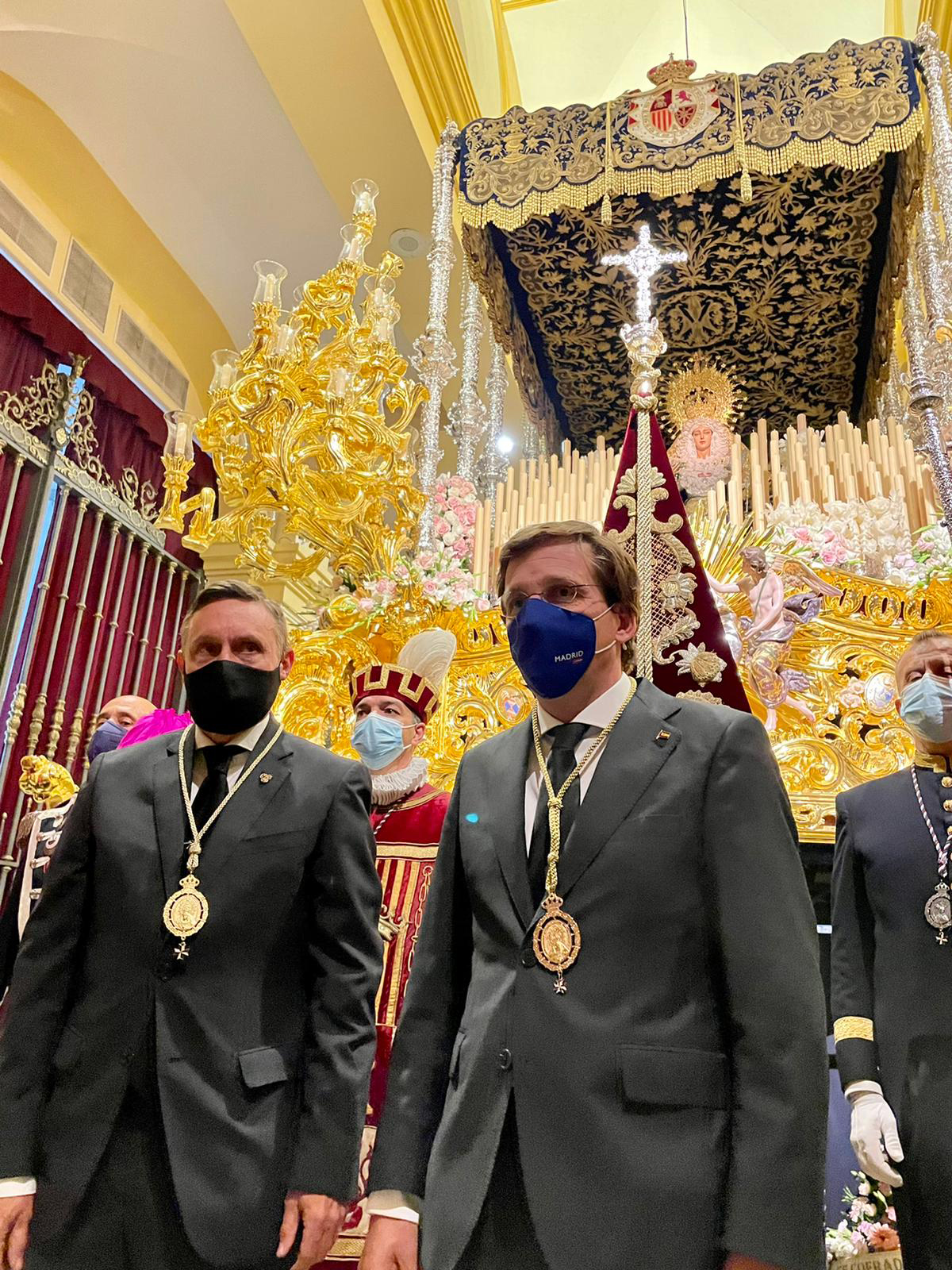 Almeida participa por primera vez en la procesión de la Virgen de la Paloma en Málaga