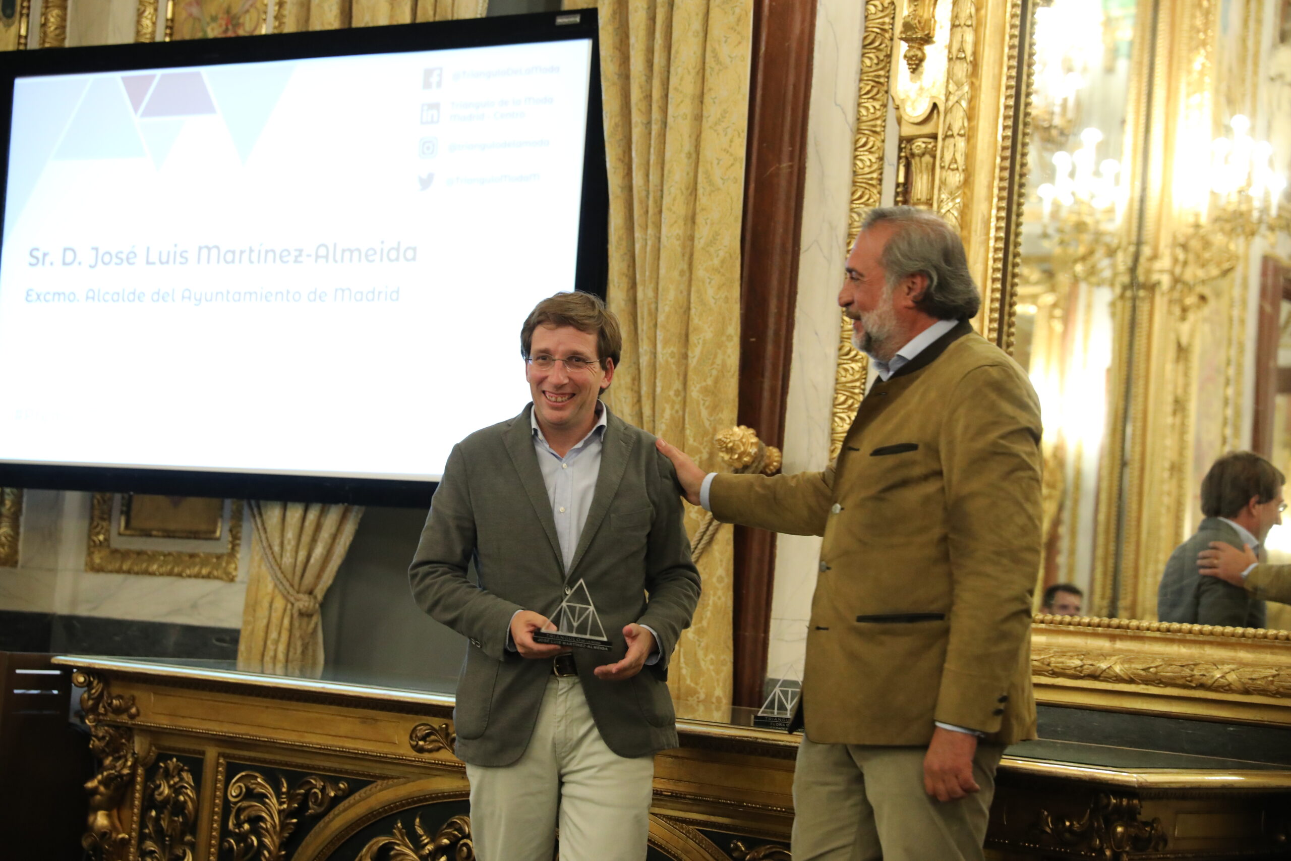 Almeida recibe el premio Triángulo de la Moda por el respaldo de Madrid al sector