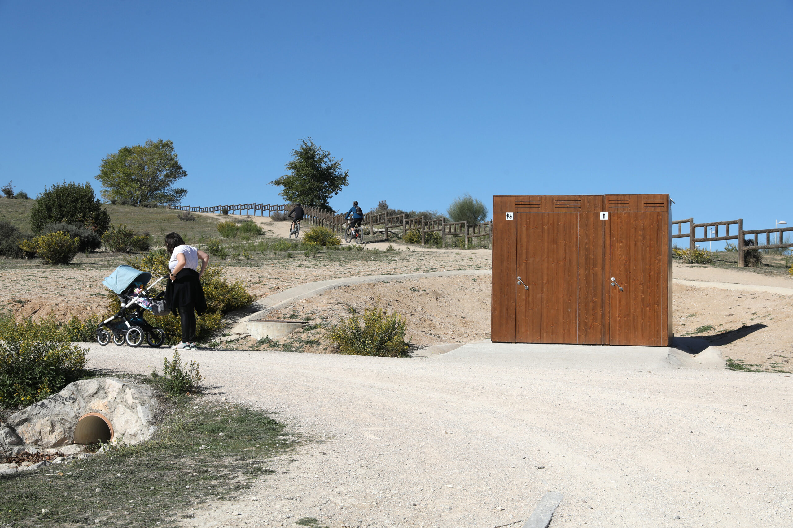 El Ayuntamiento instala aseos públicos en el parque forestal de Valdebebas-Felipe VI