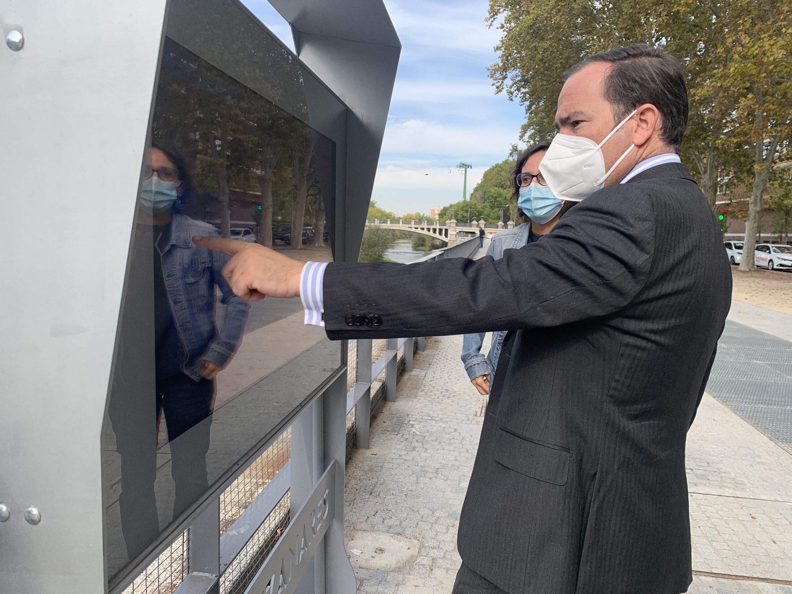 El Ayuntamiento instala el primer panel táctil interactivo en el espacio exterior para conocer la fauna y la flora del río Manzanares