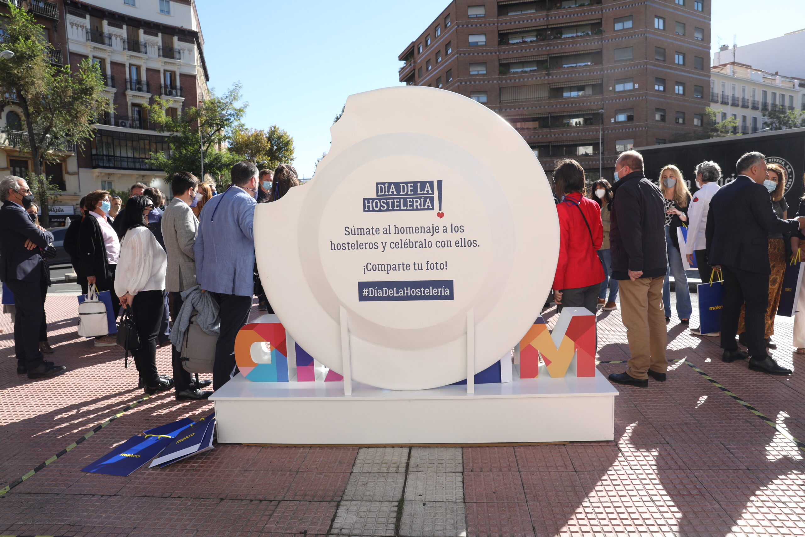 Madrid homenajea a la hostelería con la escultura ‘Volvamos a comernos el mundo’
