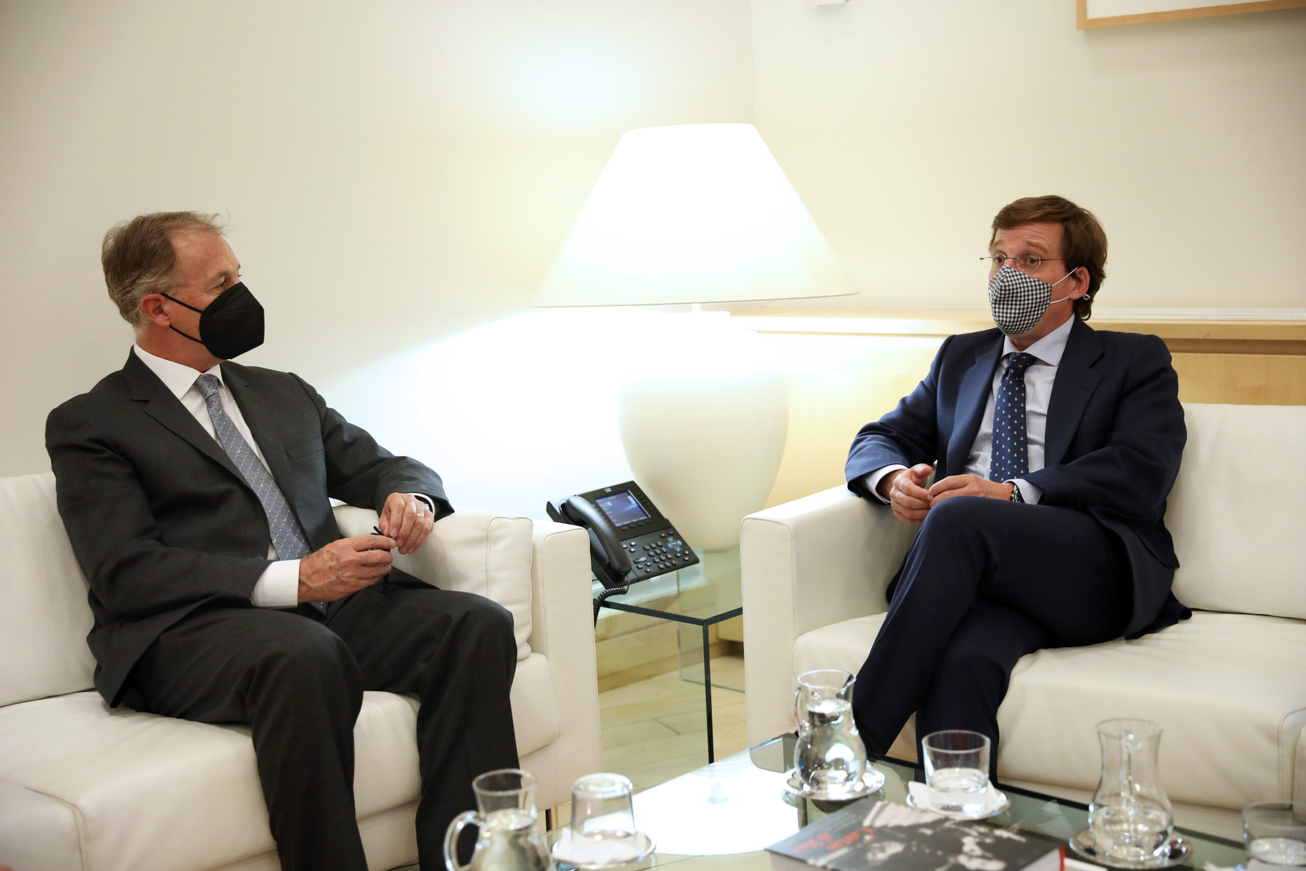 Almeida se reúne con el alcalde de Lima, con motivo de la Asamblea General de las Ciudades Capitales Iberoamericanas