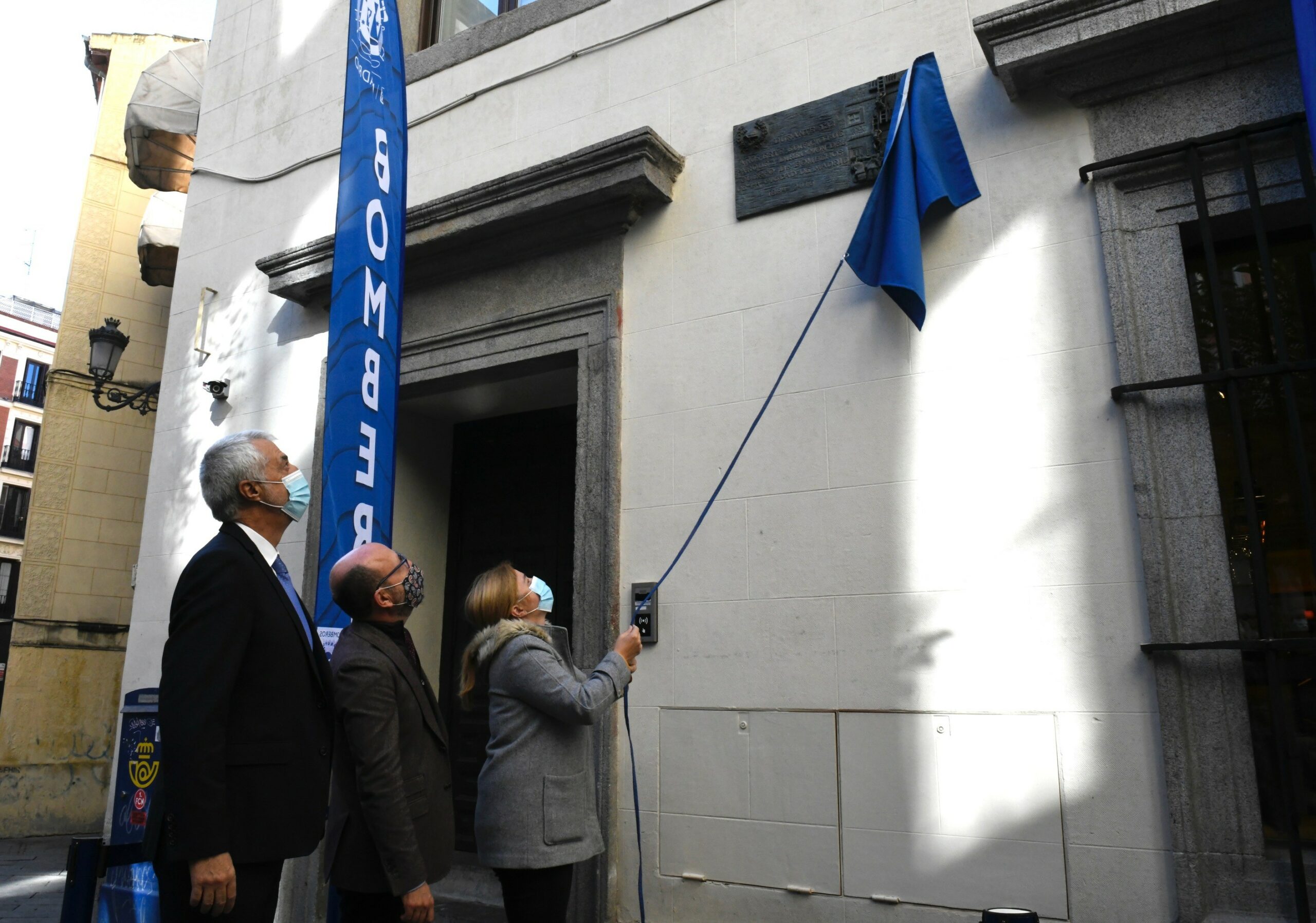 El Ayuntamiento descubre una placa conmemorativa en el lugar que albergó el primer parque de Bomberos de Madrid en 1884