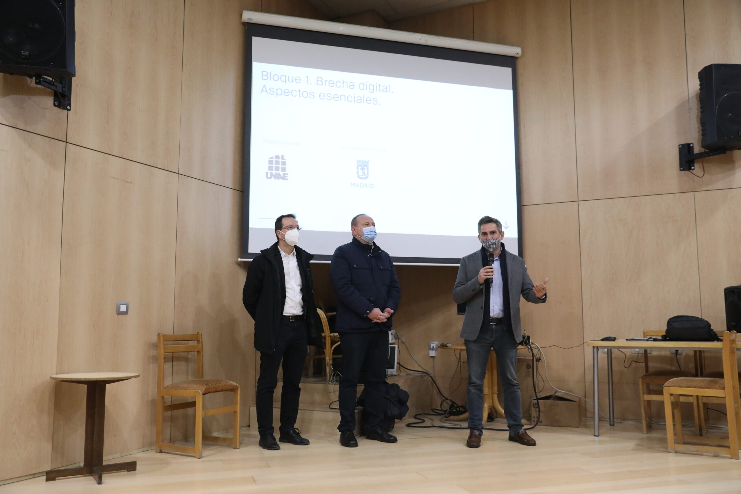Los usuarios de los centros de mayores municipales reciben formación sobre el acceso a la banca online para frenar la brecha digital