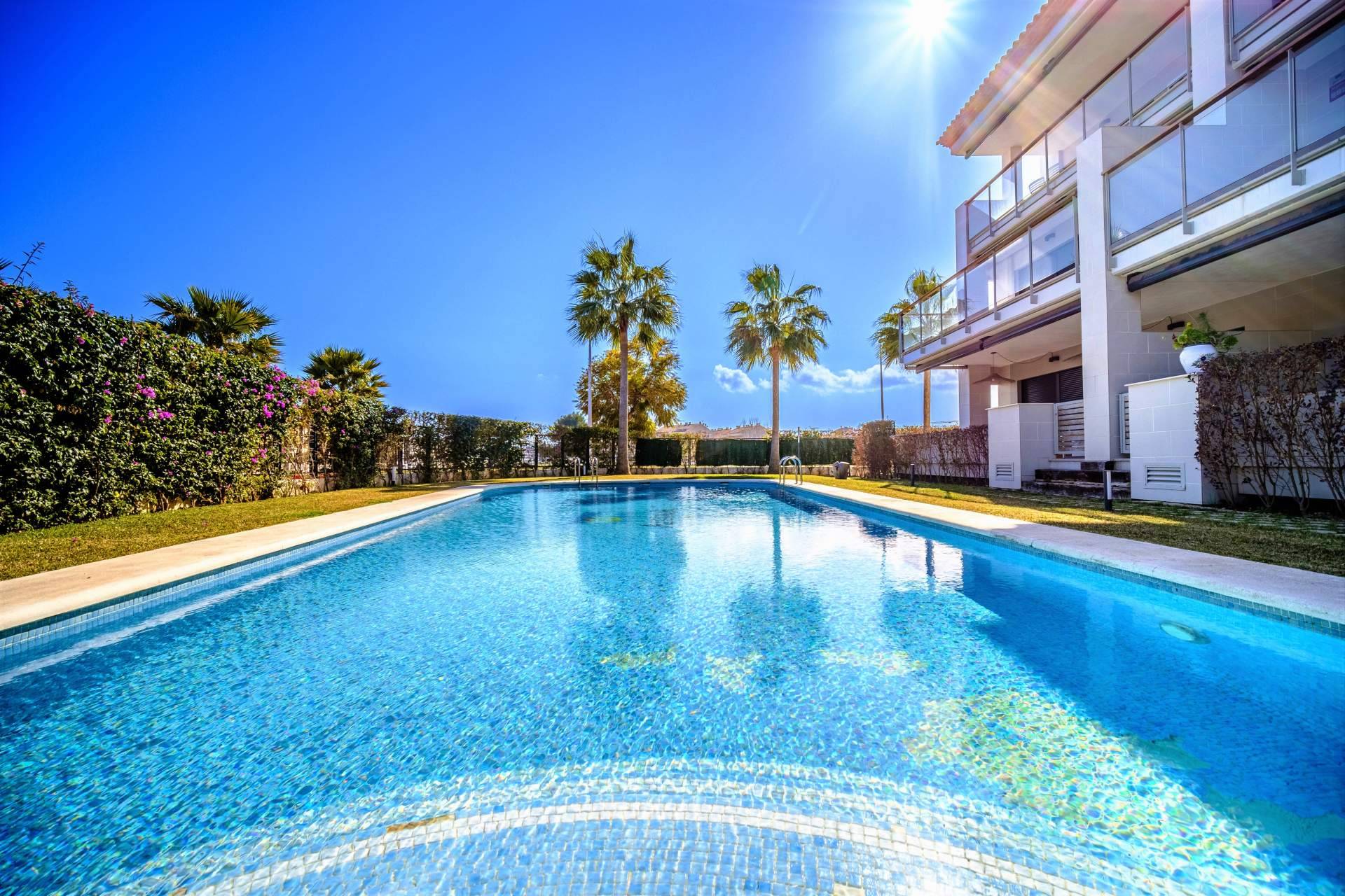 Comprar una casa en la costa puede salir gratis con Rock Rentals y YourHouseInSpain.com