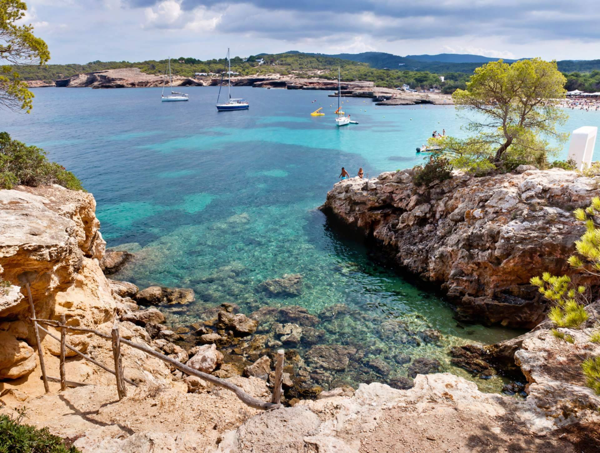 Recorrer la isla de Ibiza y descubrir sus rincones secretos en coche