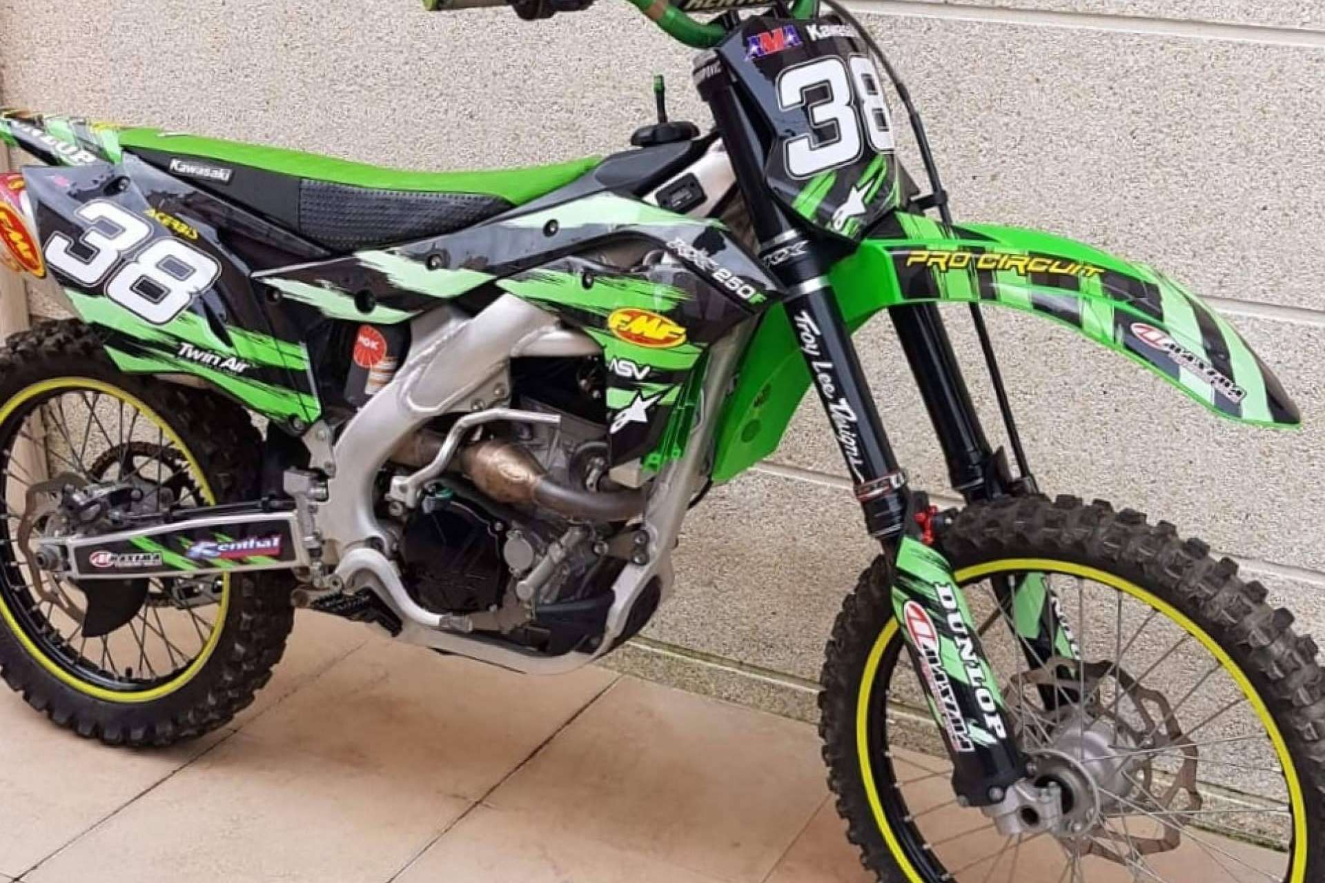 ADHESIVOSEMBARRADOS se ocupa de la personalización de las motos en el off road
