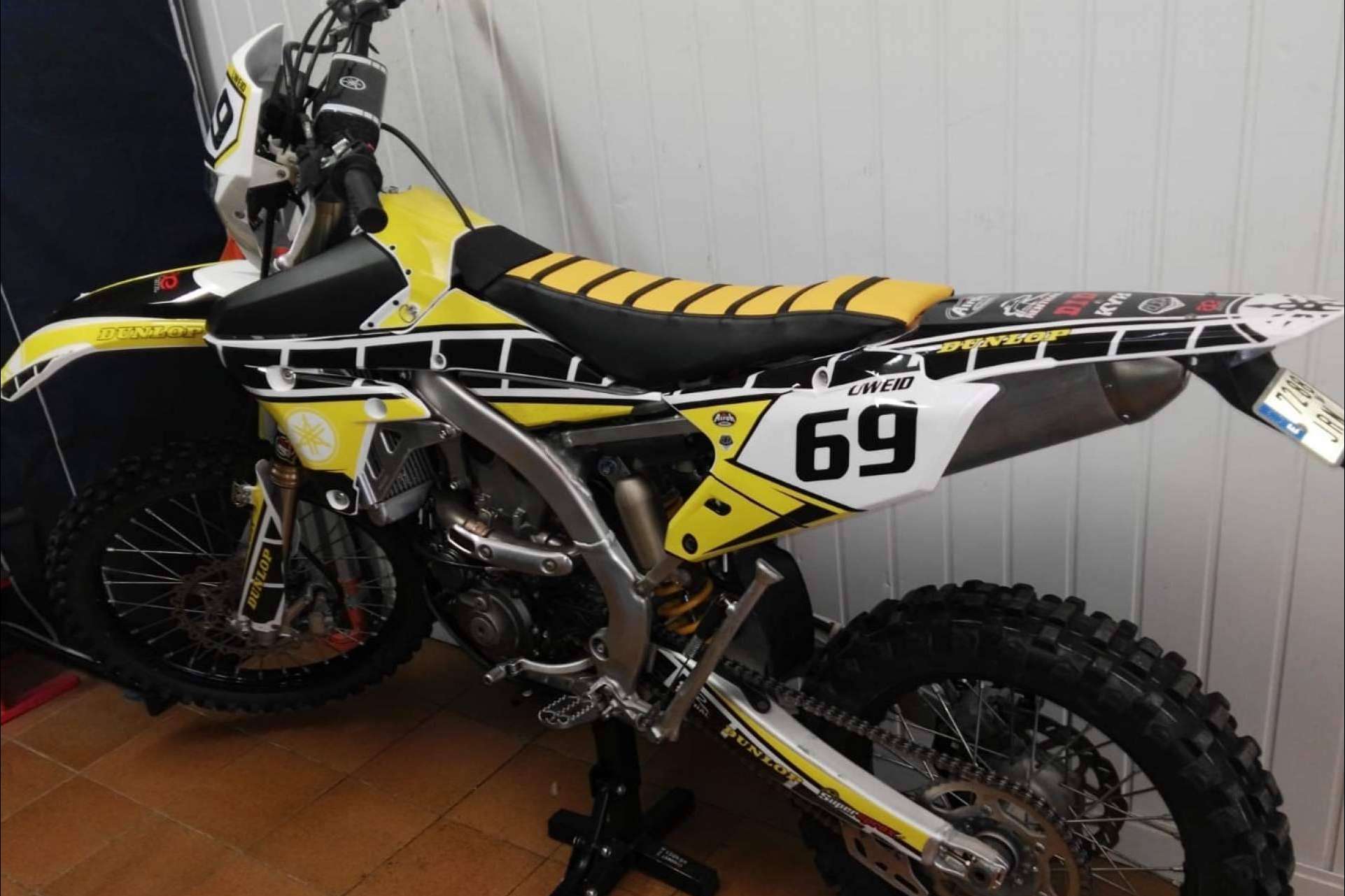 Variedad de opciones en plásticos y adhesivos para motos de cross y enduro en la tienda ADHESIVOSEMBARRADOS
