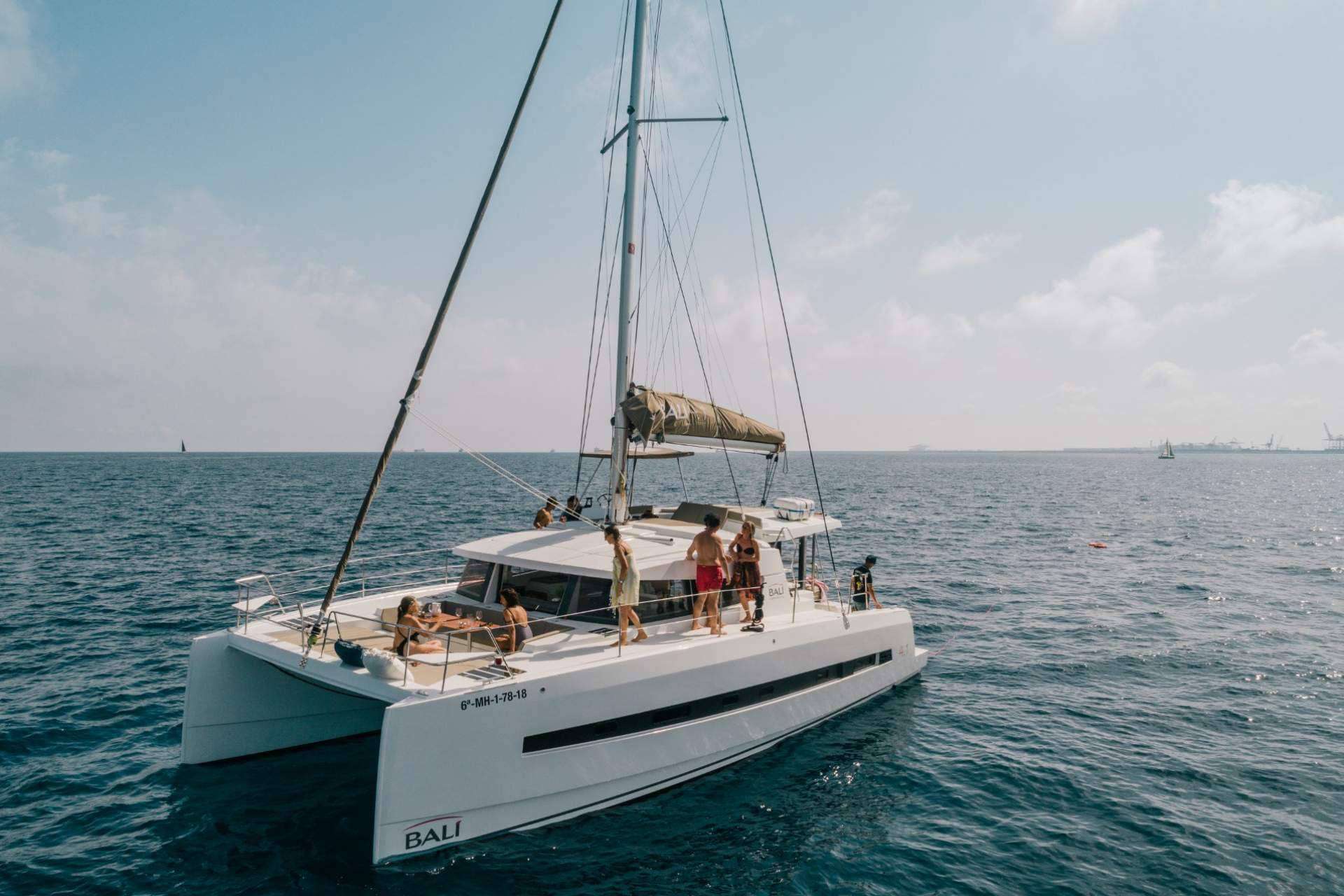 Disfrutar de un catamarán privado en Barcelona con Sondevela
