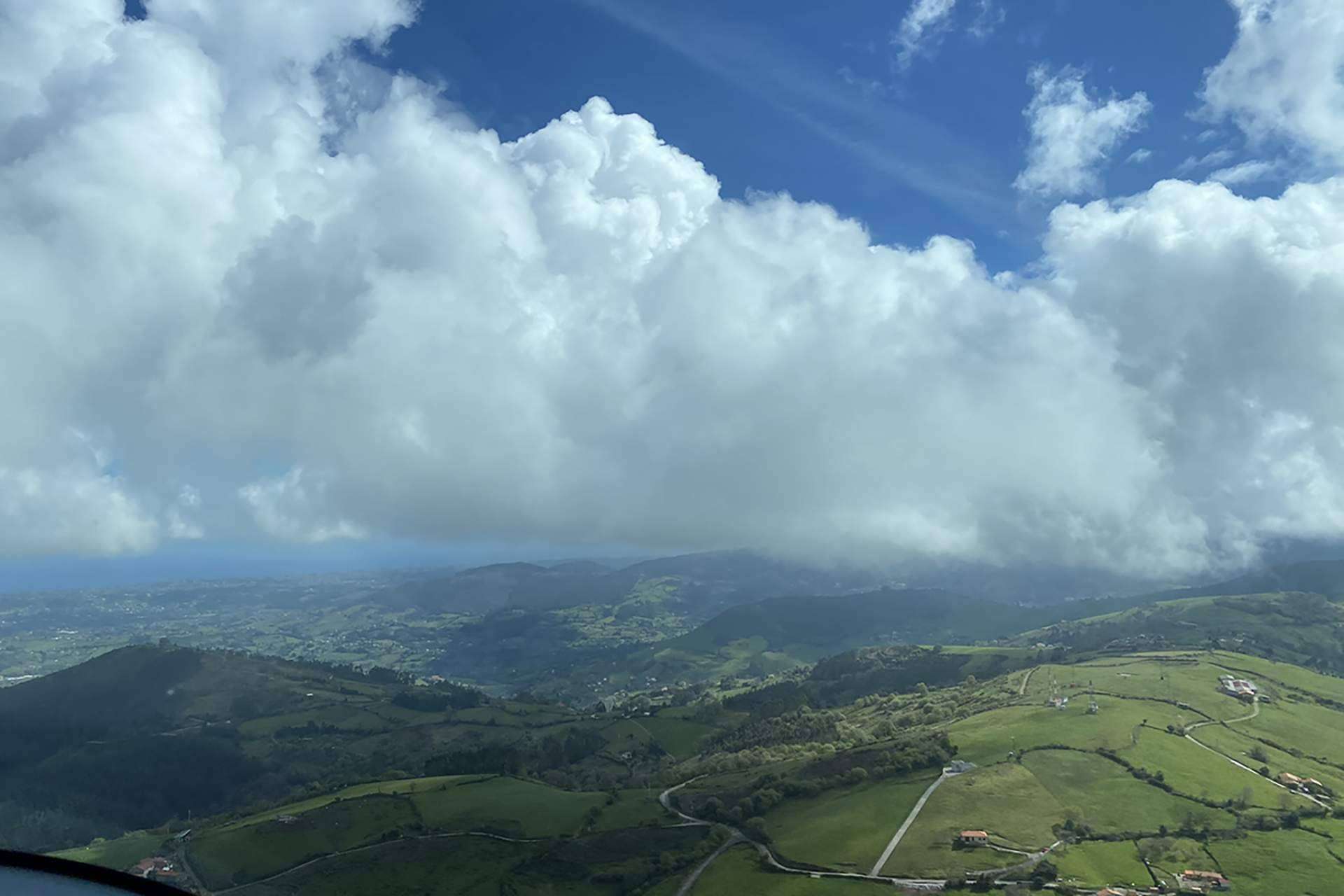 Volar en Asturias con los cursos de pilotaje de ultraligero que ofrece Asturfly