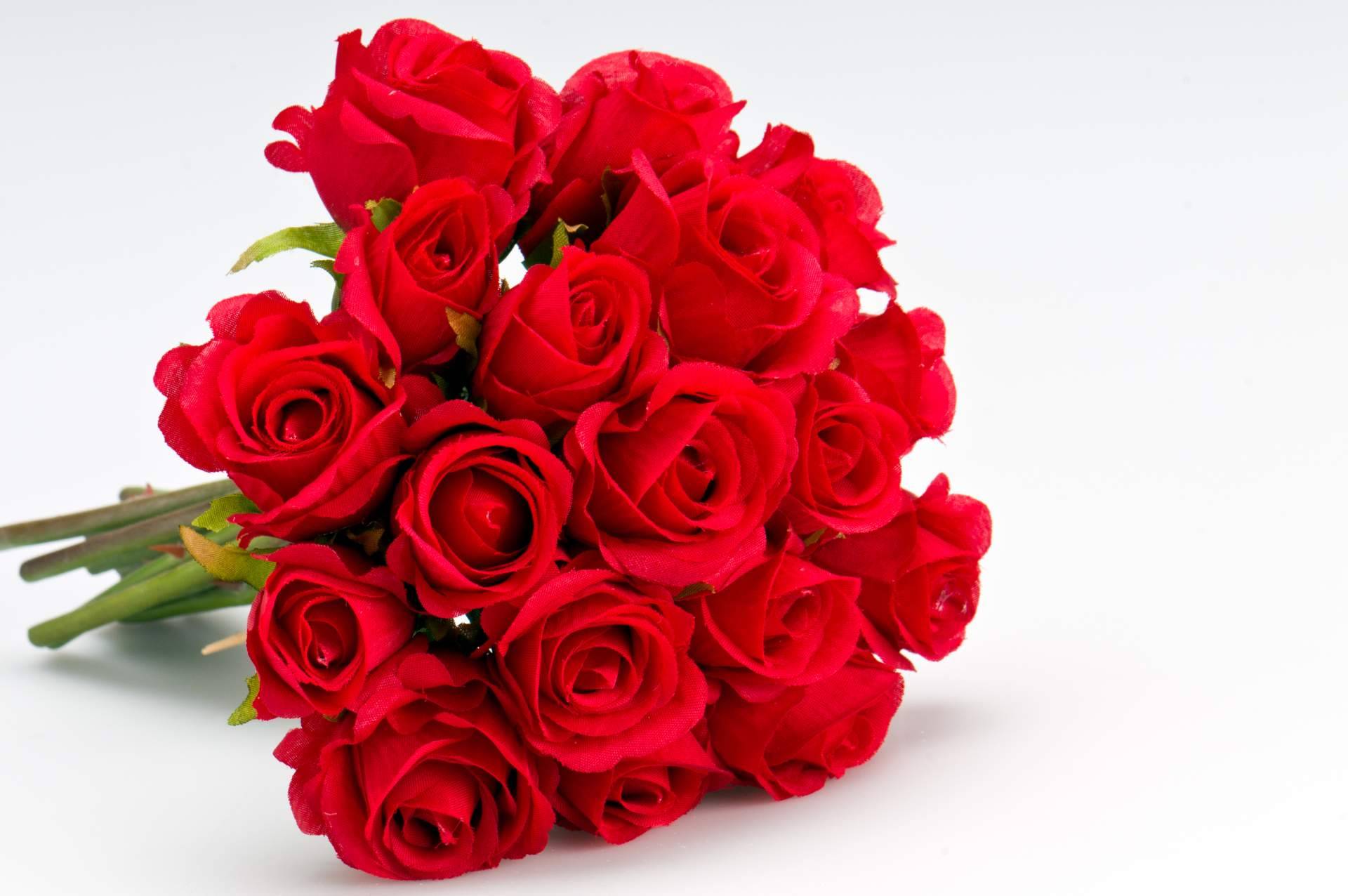 Ocasiones especiales para regalar un ramo de rosas blancas y rojas de la mano de Rosistirem