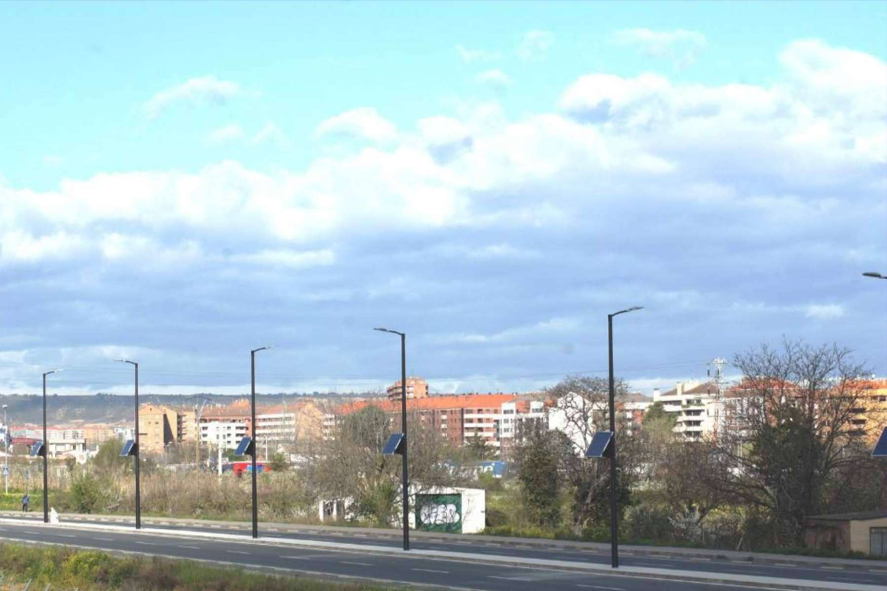 ¿Por qué las farolas solares están ganando presencia en ciudades como Madrid?
