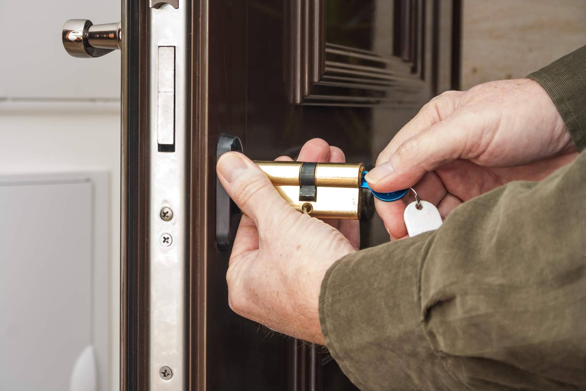 Servicios profesionales de instalación y reparación de cerraduras en Sabadell, proporcionados por Cerrajeros en Sabadell