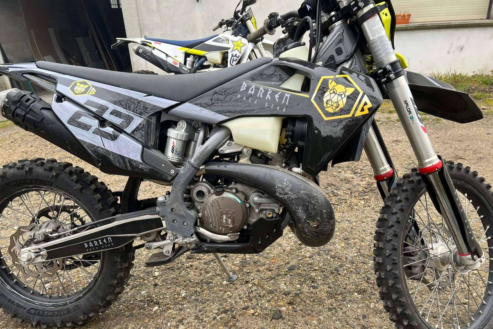 ADHESIVOSEMBARRADOS incluye nuevos modelos de pegatinas para moto en su catálogo