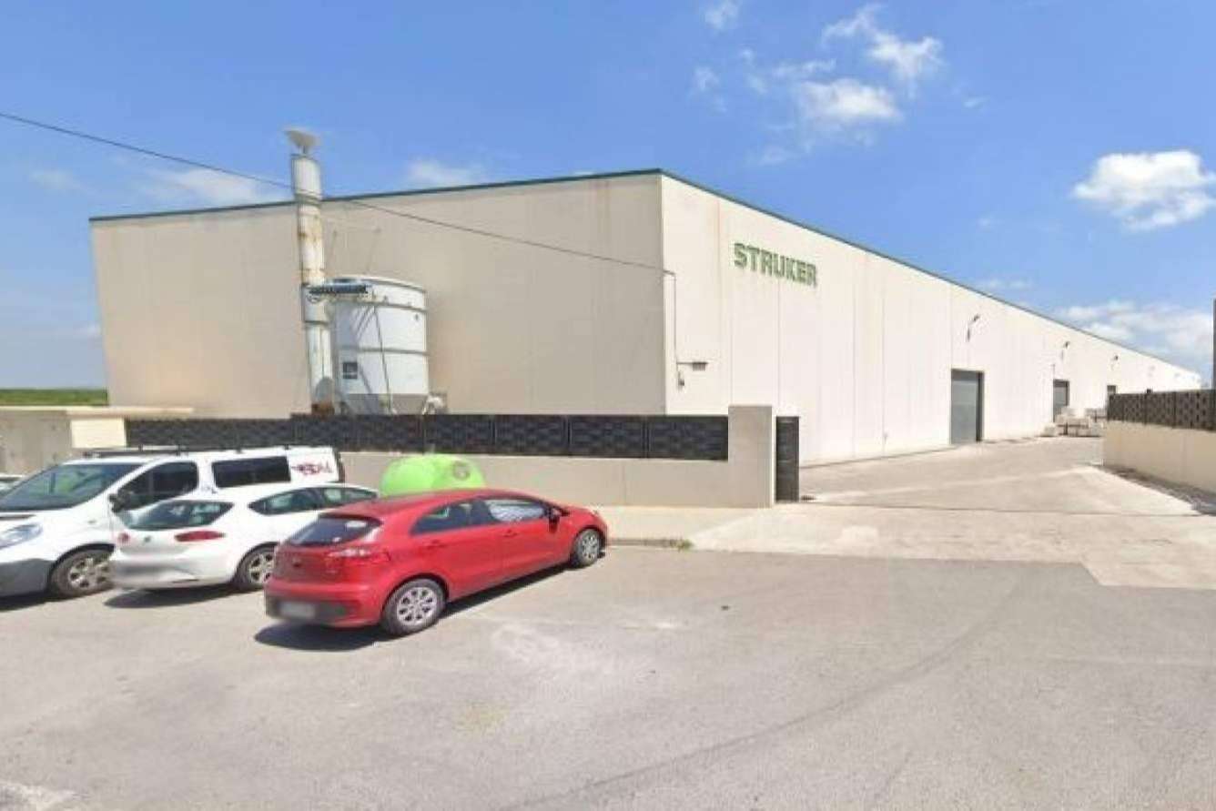 Una nave industrial y un edificio de oficinas en Onda disponibles en una subasta