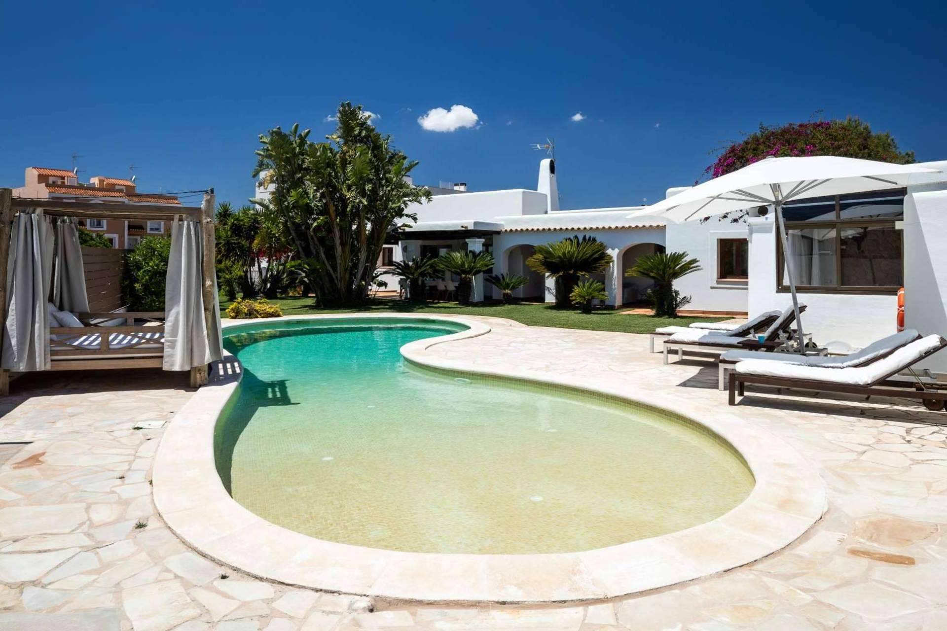 Estas vacaciones, alquilar una casa en Ibiza con piscina para disfrutar del verano