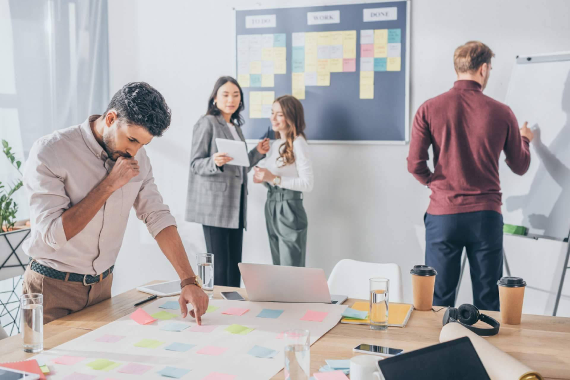 ¿Por qué el pensamiento crítico en un MBA moldea líderes de la industria?