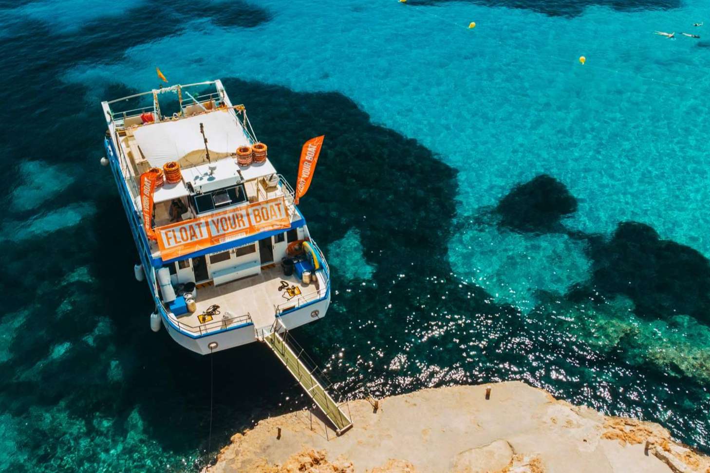 Float Your Boat ofrece un servicio de crucero calas de Ibiza con paddle, snorkel, comida y bebidas