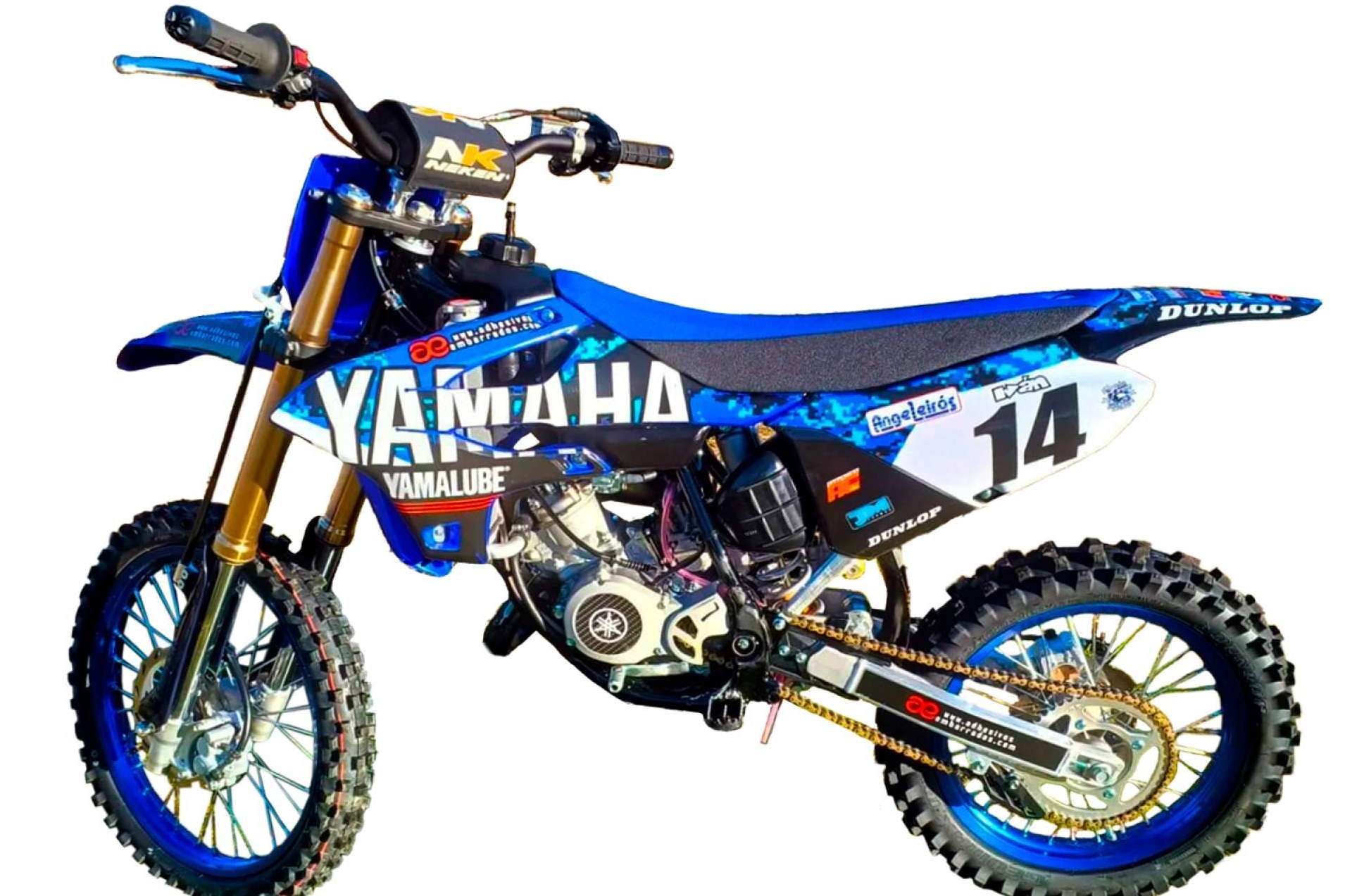 Dar un nuevo aspecto a la moto con plásticos y adhesivos de motocross