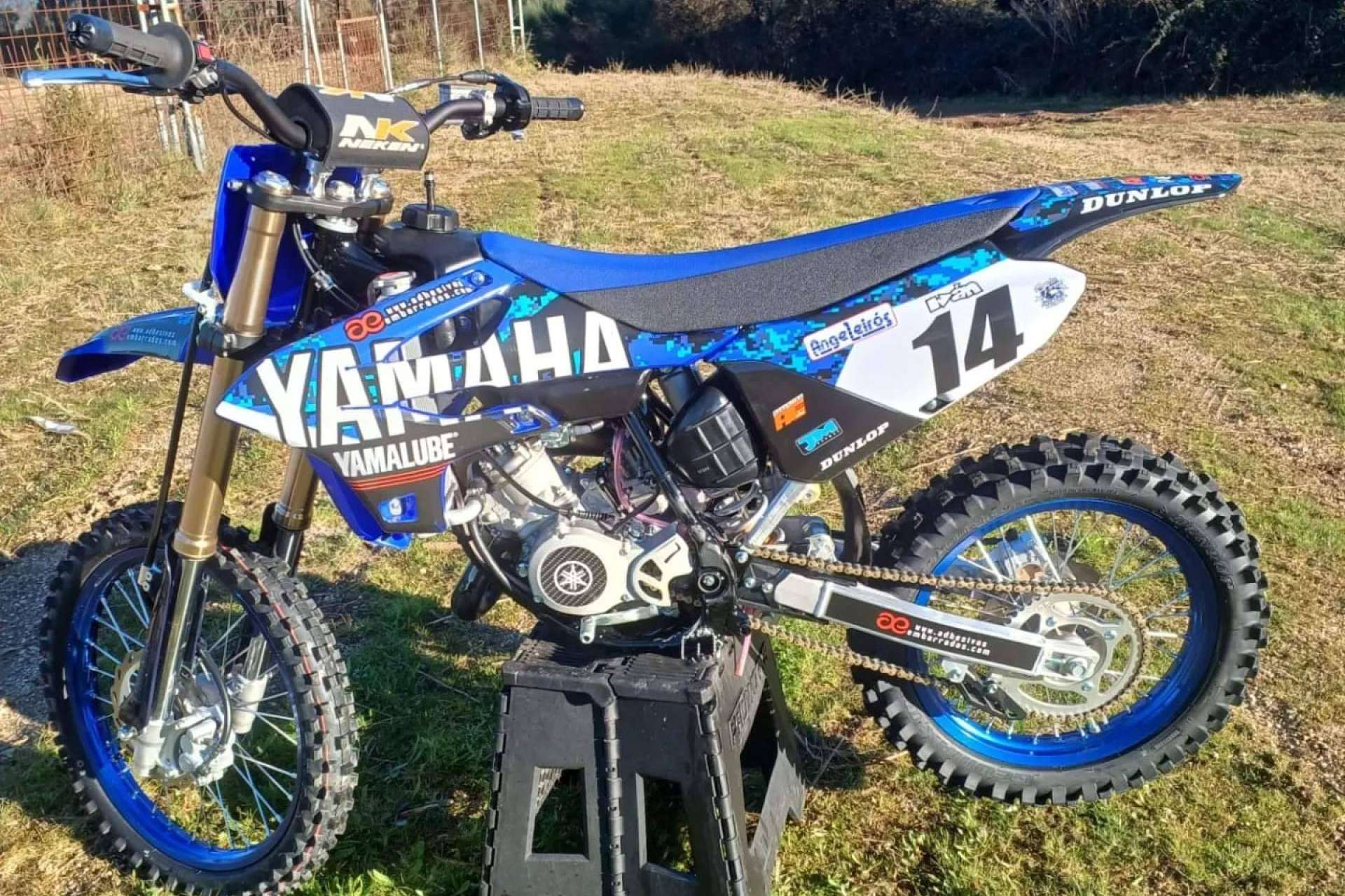 Personalización de motocicletas con ADHESIVOSEMBARRADOS