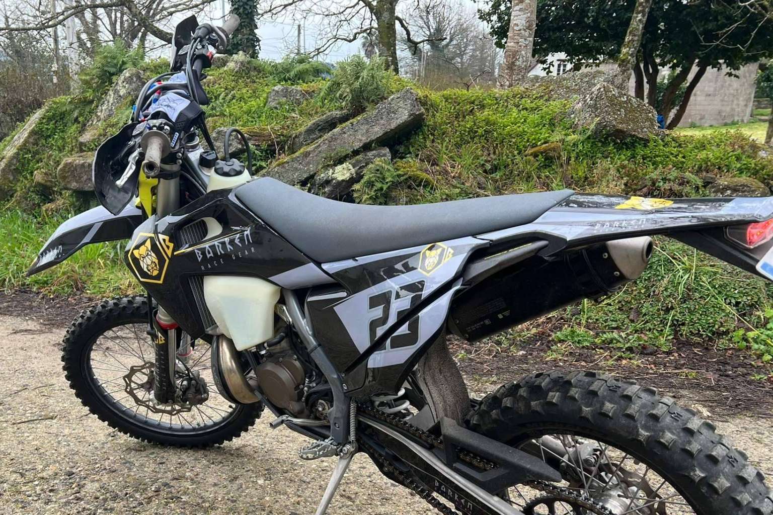 Gracias a las pegatinas de ADHESIVOSEMBARRADOS es posible personalizar motos con diseños únicos