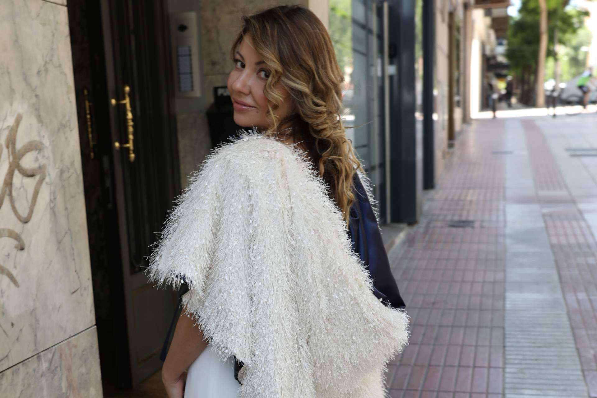 Las Capas de Novia; Una Tradición Renovada para la Moda Nupcial