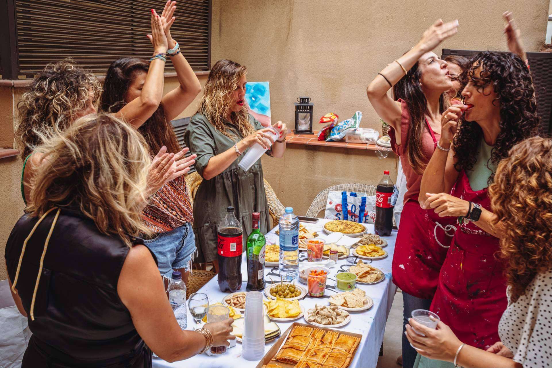 Conmemorar momentos únicos con clases de pintura y vino en Madrid con Art&Wine