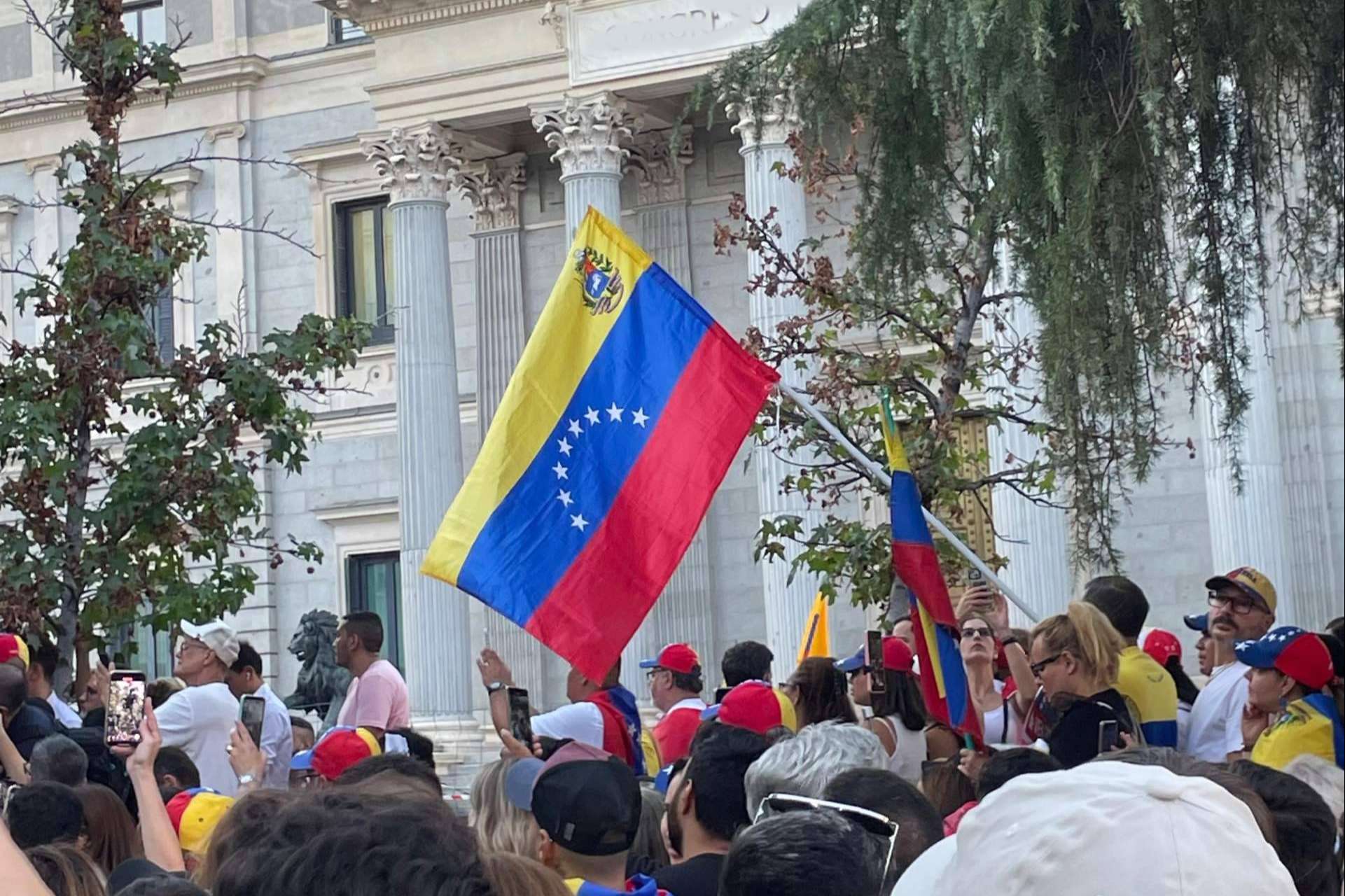 Opciones de residencia para venezolanos en España; Asilo, Visa de Estudios y TFC