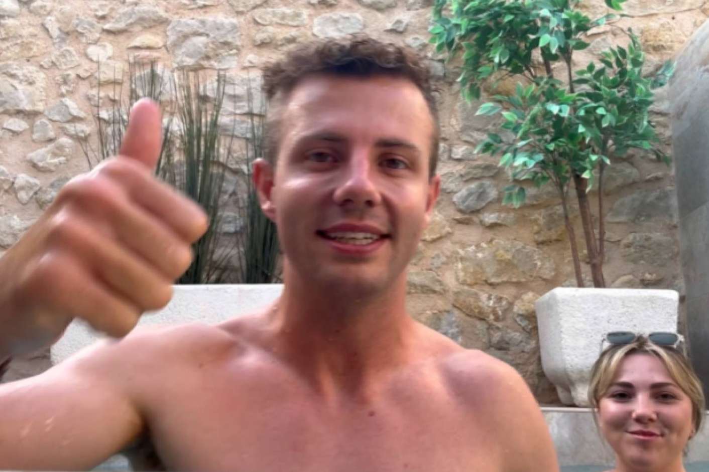 @EME.ONLINE Oliver Gutridge, el influencer de los vídeos en la piscina