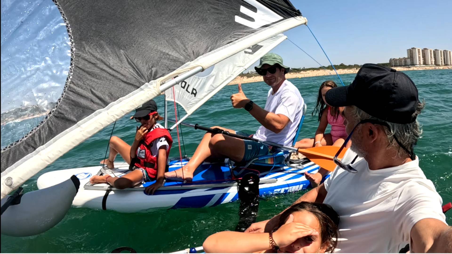 Accesorios universales vela EOLA para transformar paddles y kayaks en artefactos flotantes