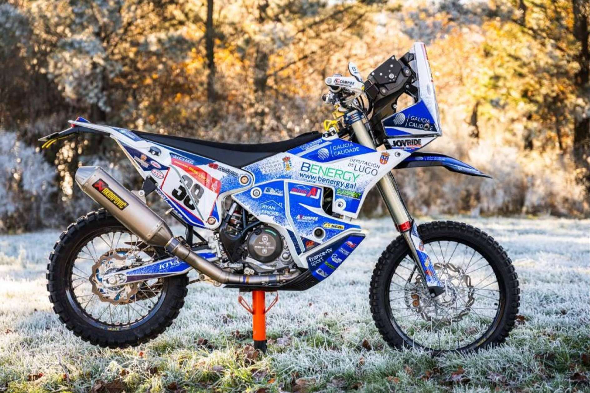 Personalizar una moto offroad, con el kit de pegatinas de ADHESIVOSEMBARRADOS