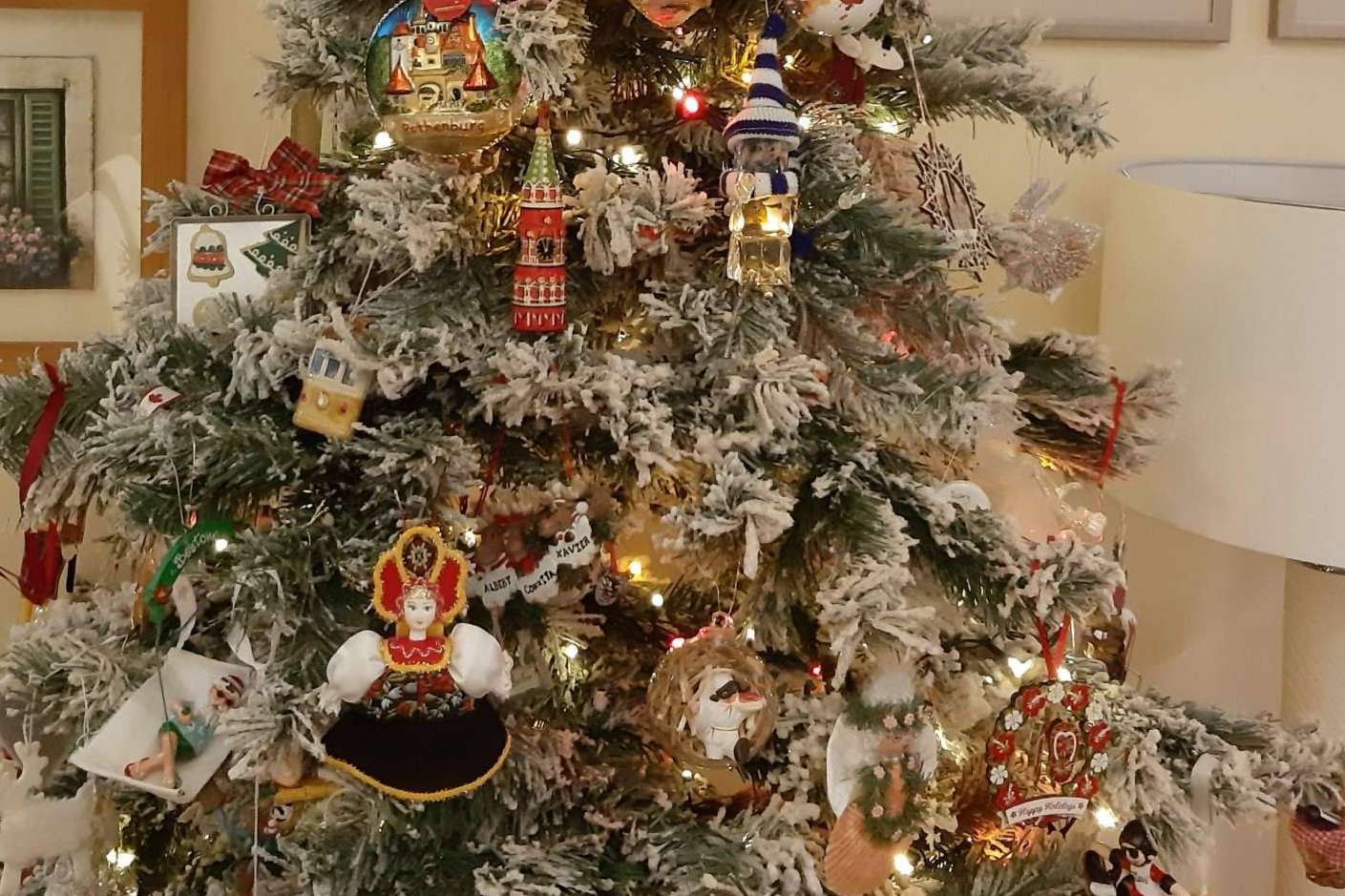 Blocdegel, magia y amistad en el árbol de Navidad
