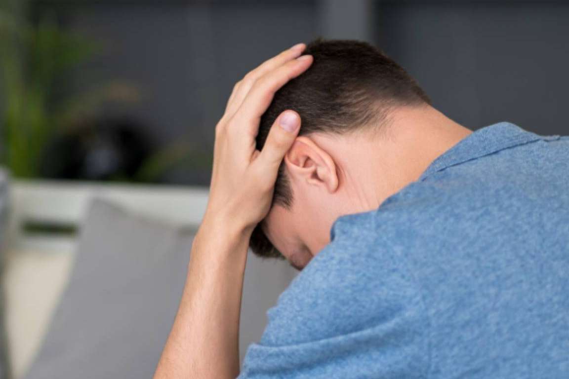 Dolor en la cabeza, sensibilidad a la luz y a los sonidos; la migraña